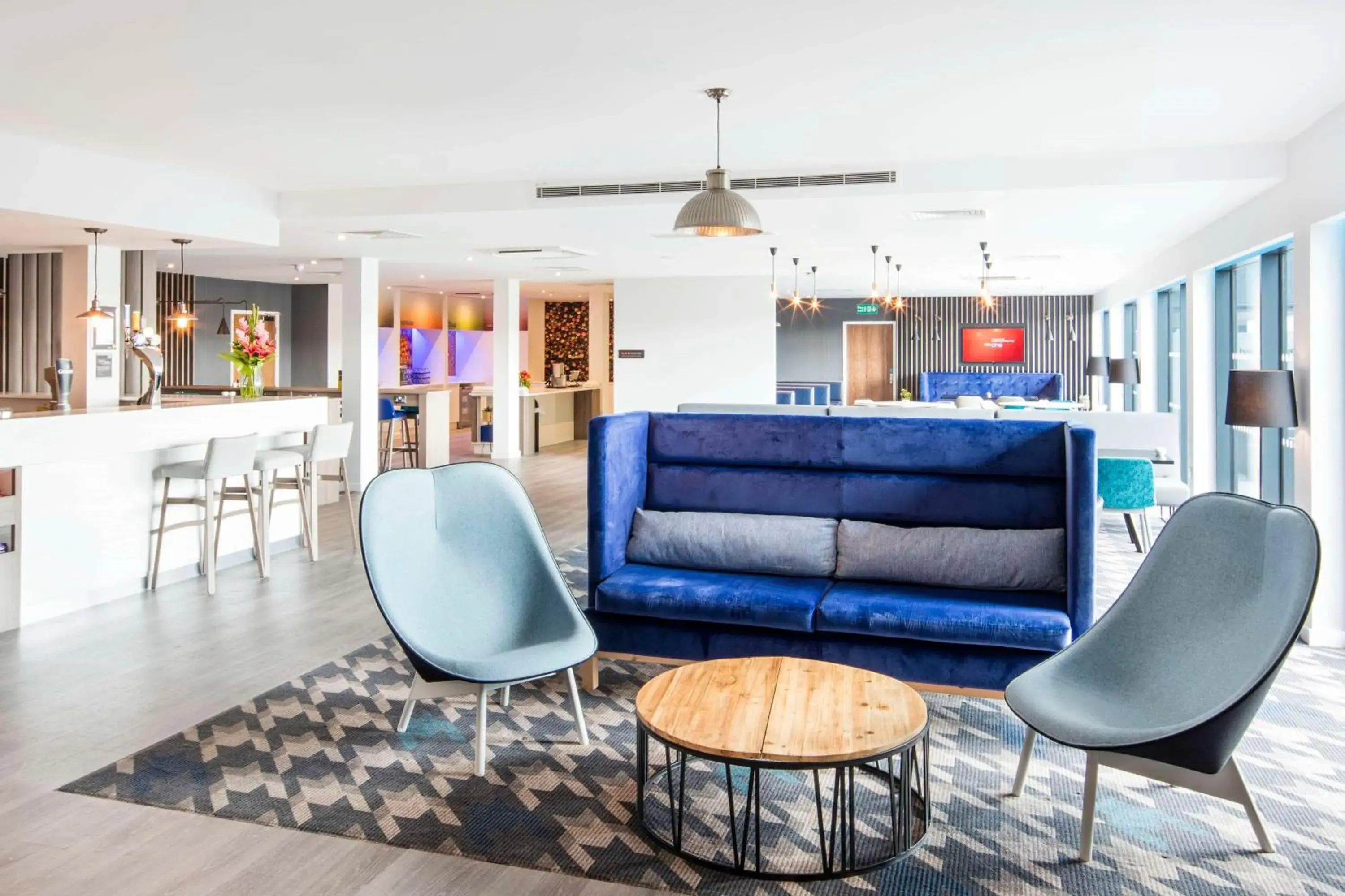 Lounge or bar in Hampton By Hilton Humberside Airport Lounge or bar in Hampton By Hilton Humberside Airport