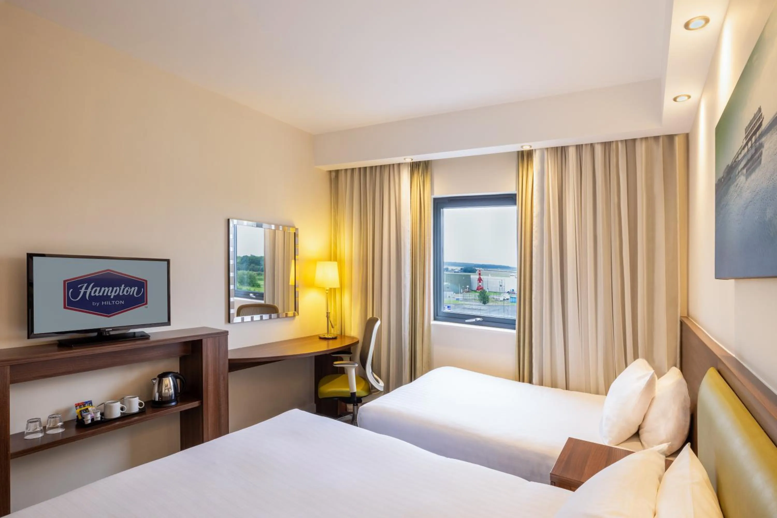 Photo of the whole room, Bed in Hampton By Hilton Humberside Airport