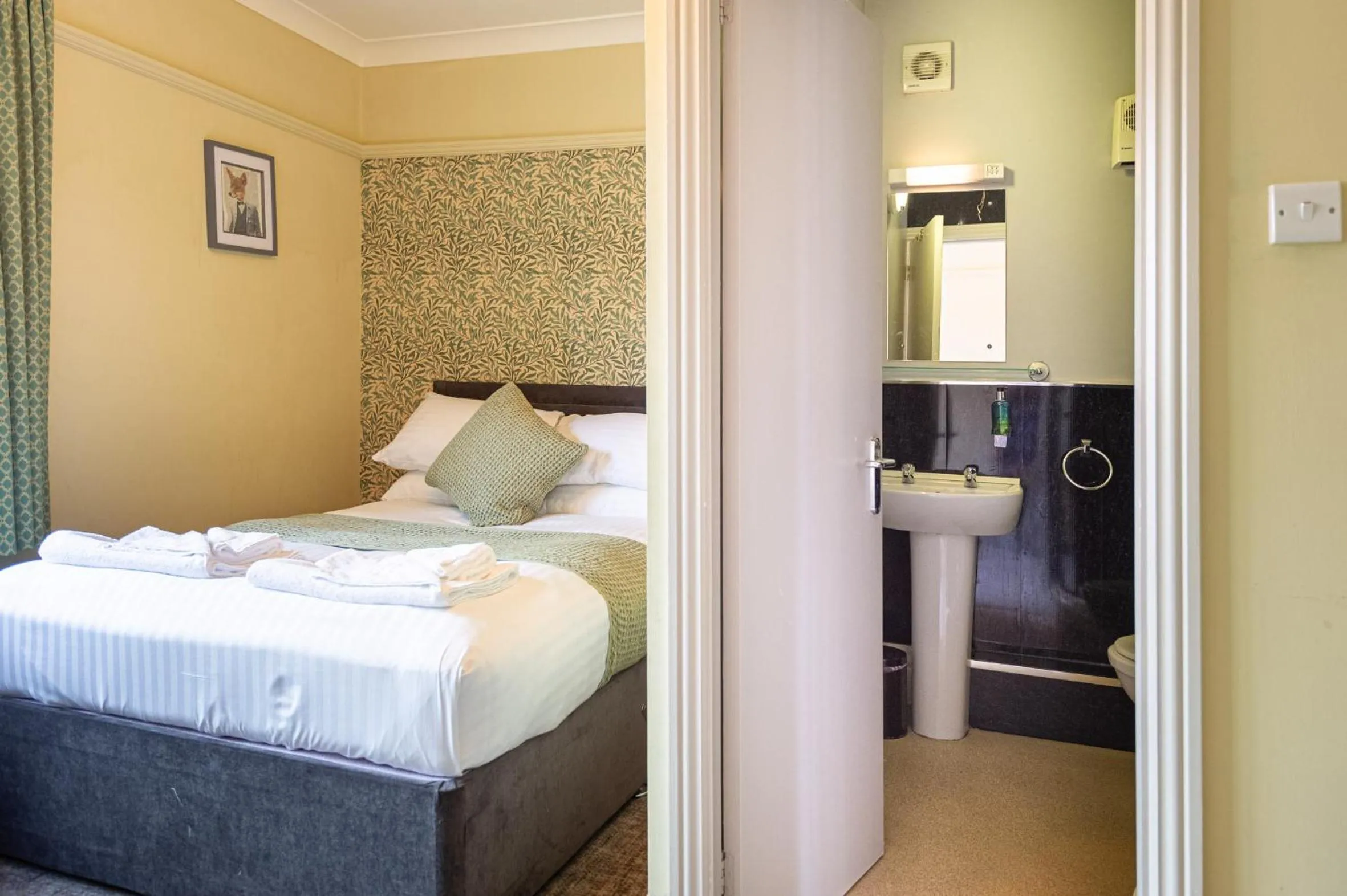 Bedroom, Bed in Fox Inn