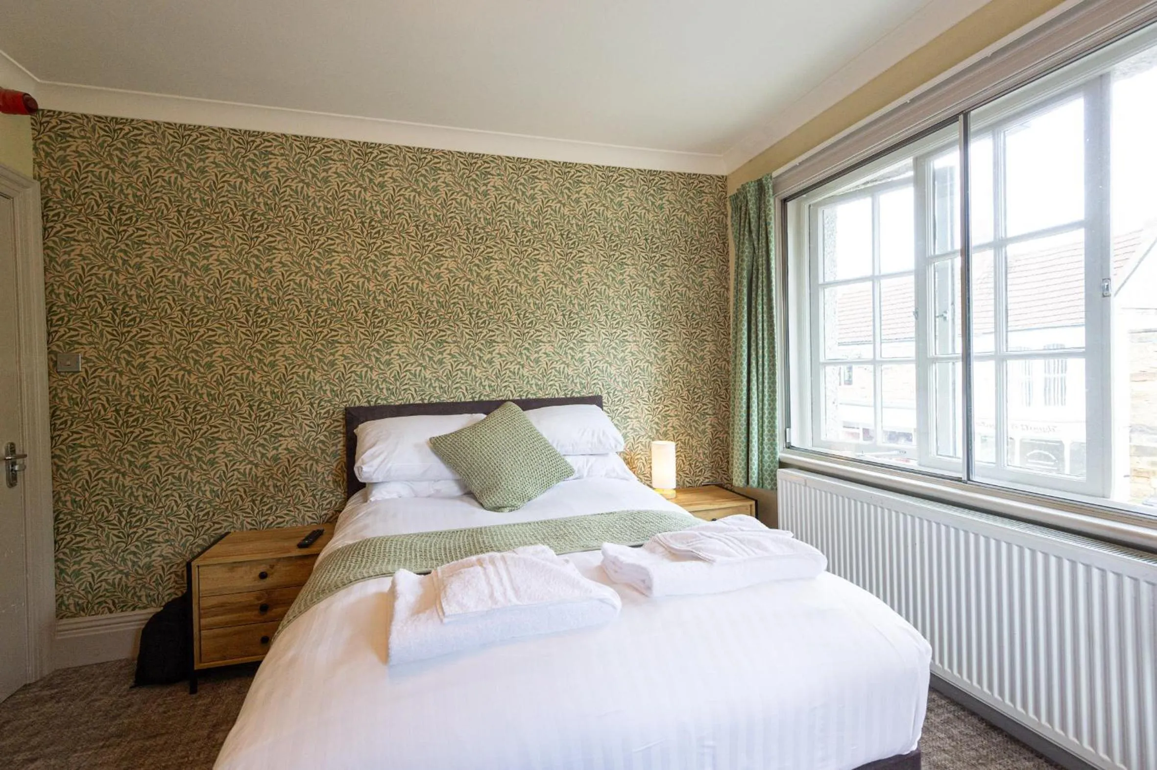 Bedroom, Bed in Fox Inn