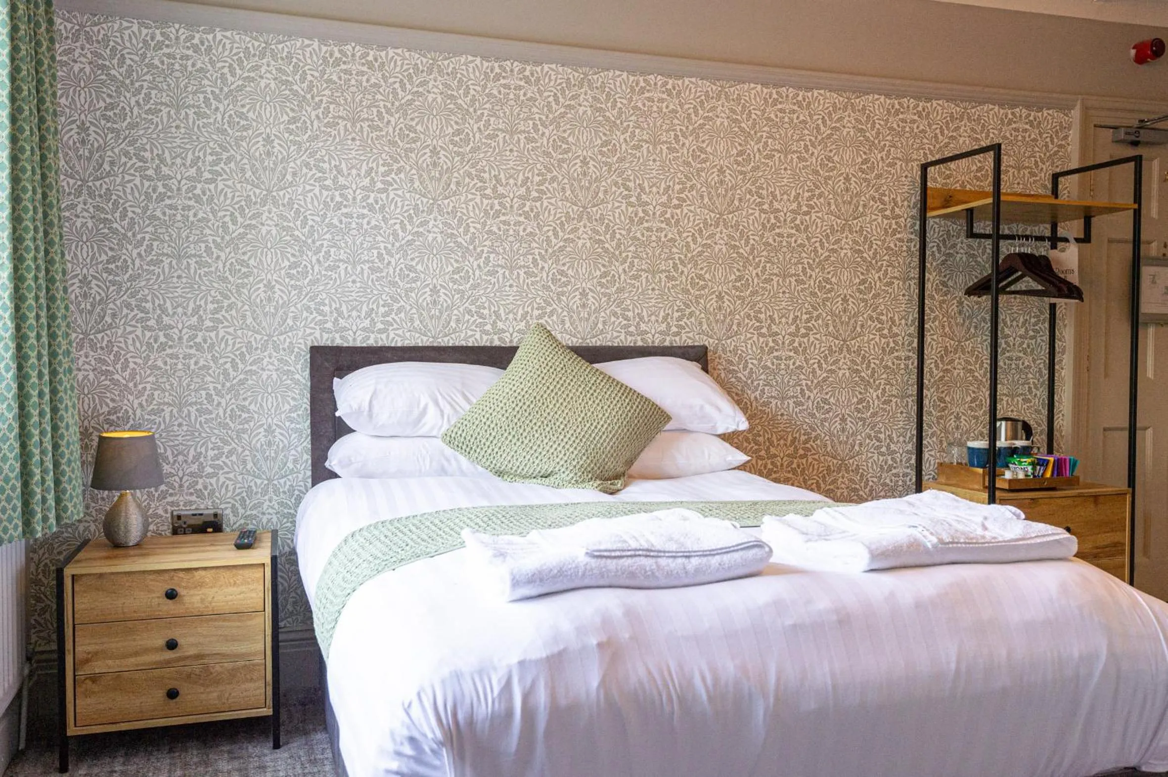 Bedroom, Bed in Fox Inn