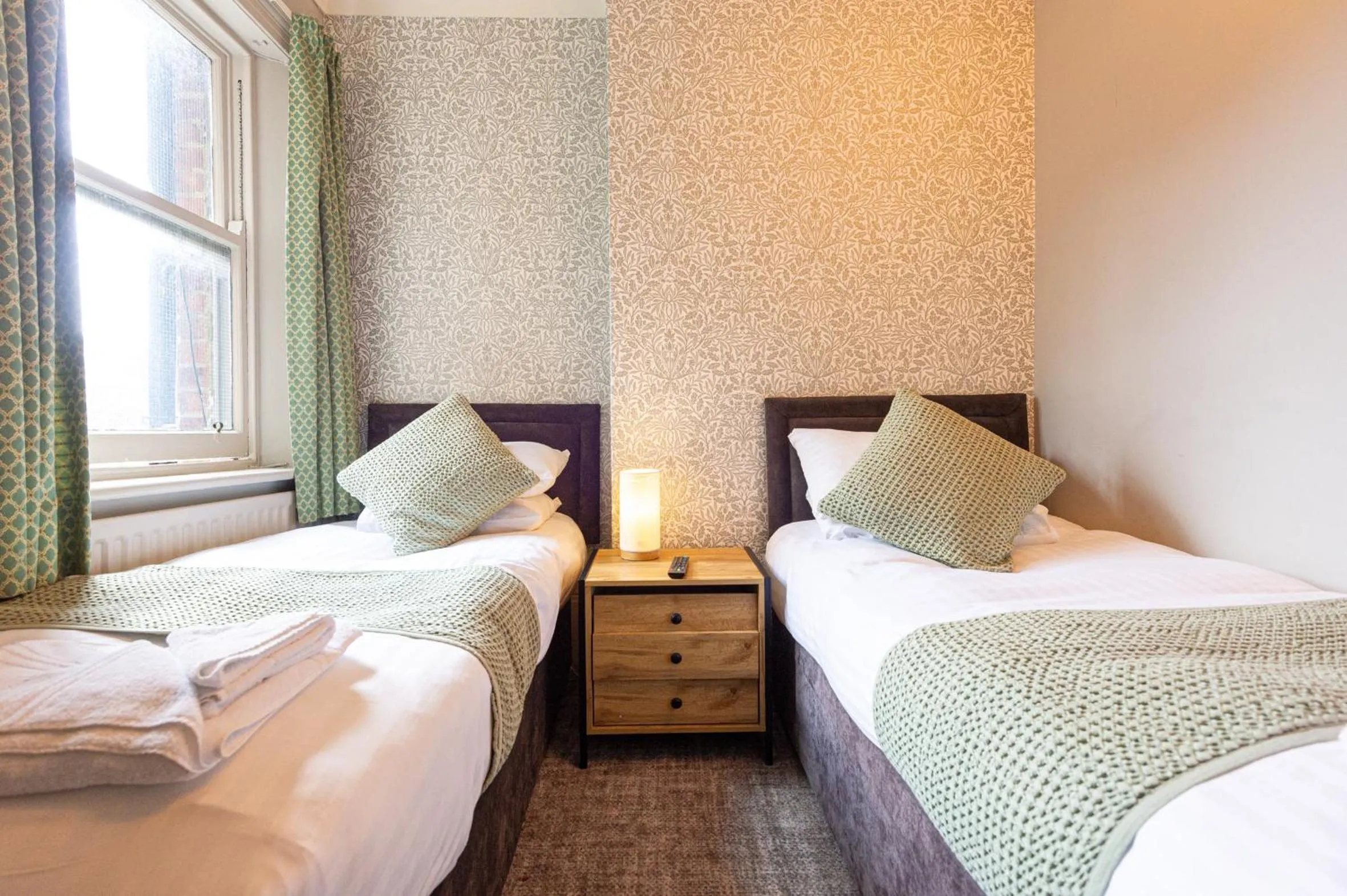 Bedroom, Bed in Fox Inn