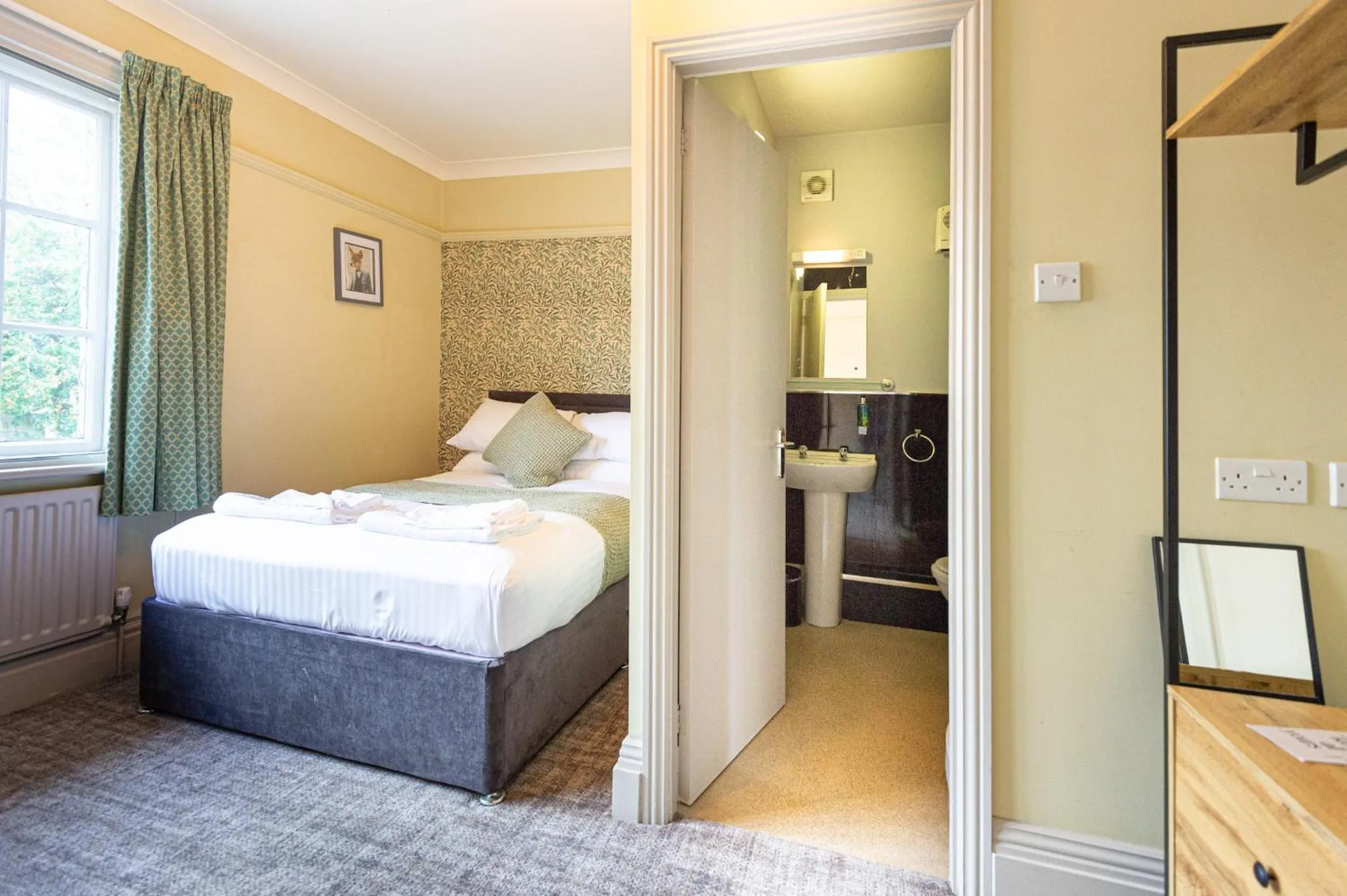 Bedroom, Bed in Fox Inn