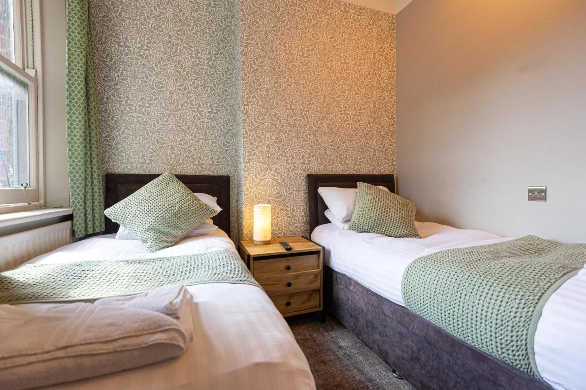 Bedroom, Bed in Fox Inn