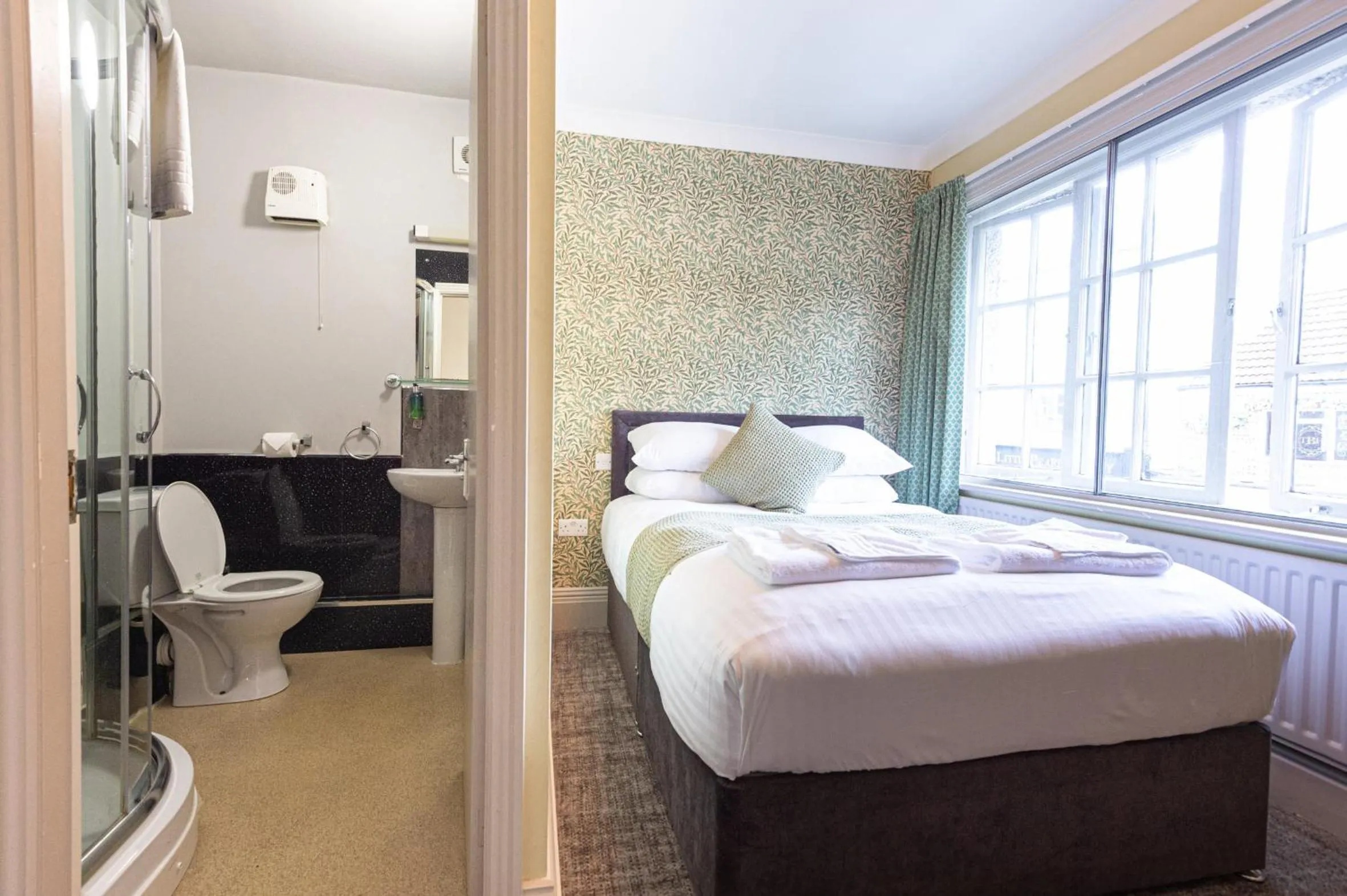 Bedroom, Bed in Fox Inn