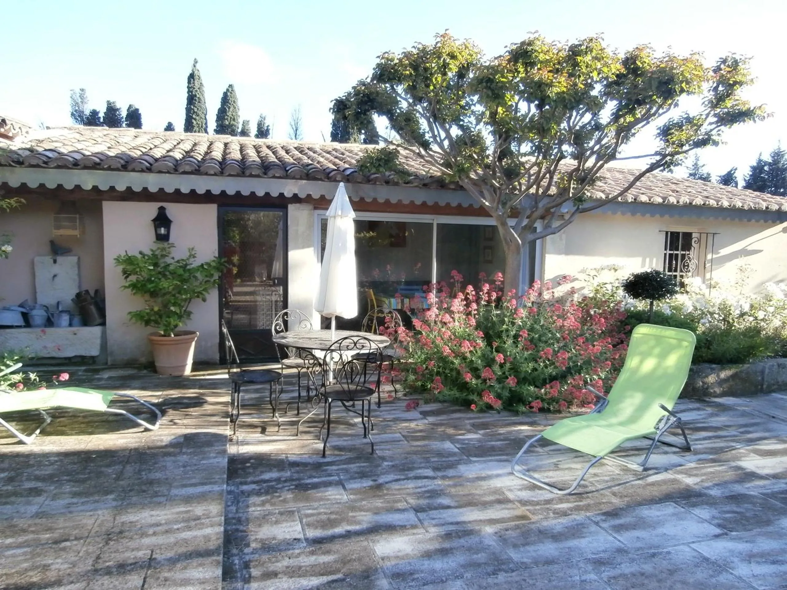 Facade/entrance in Les grands pins