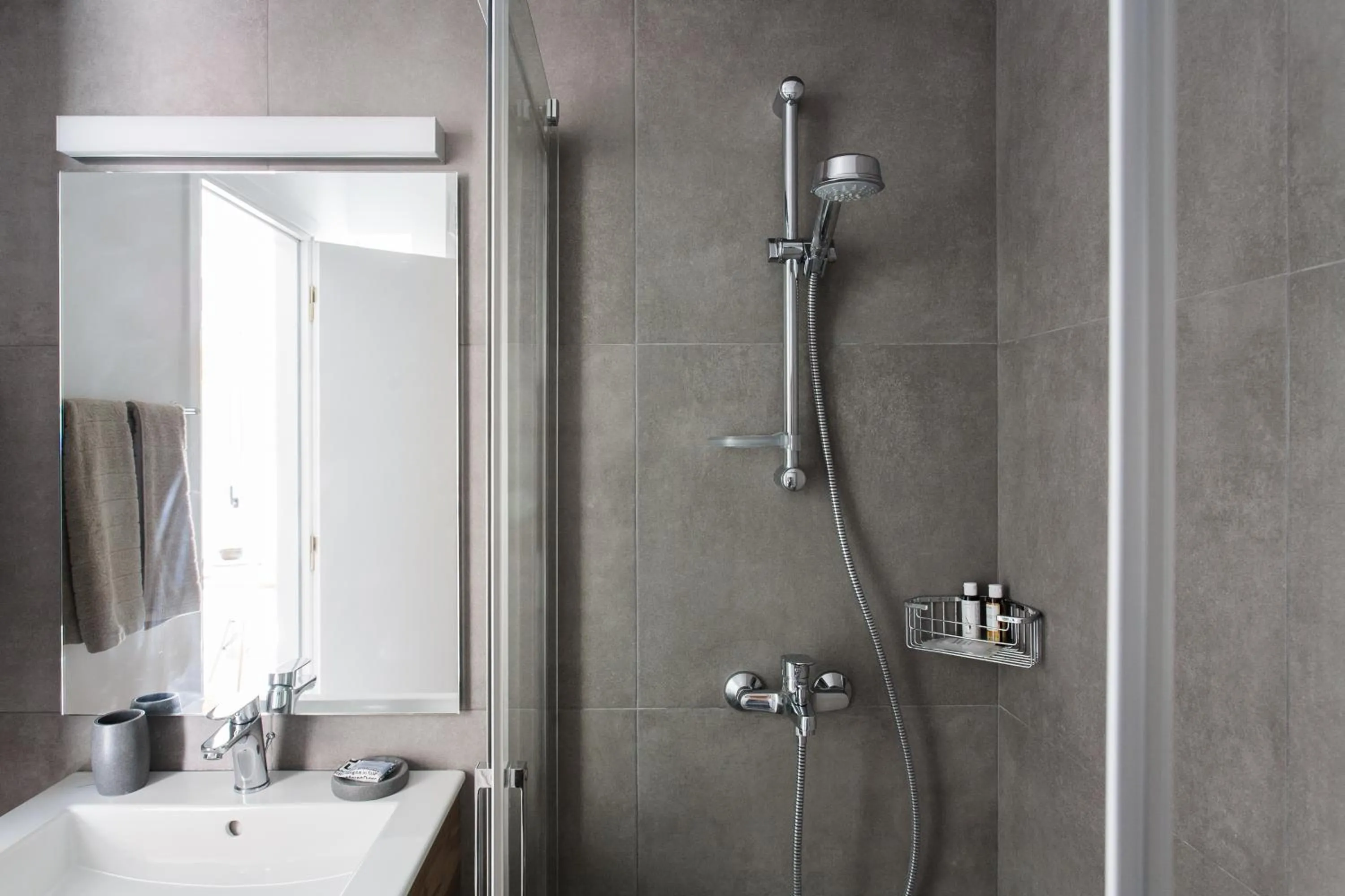Shower in Homz Studios Faliro
