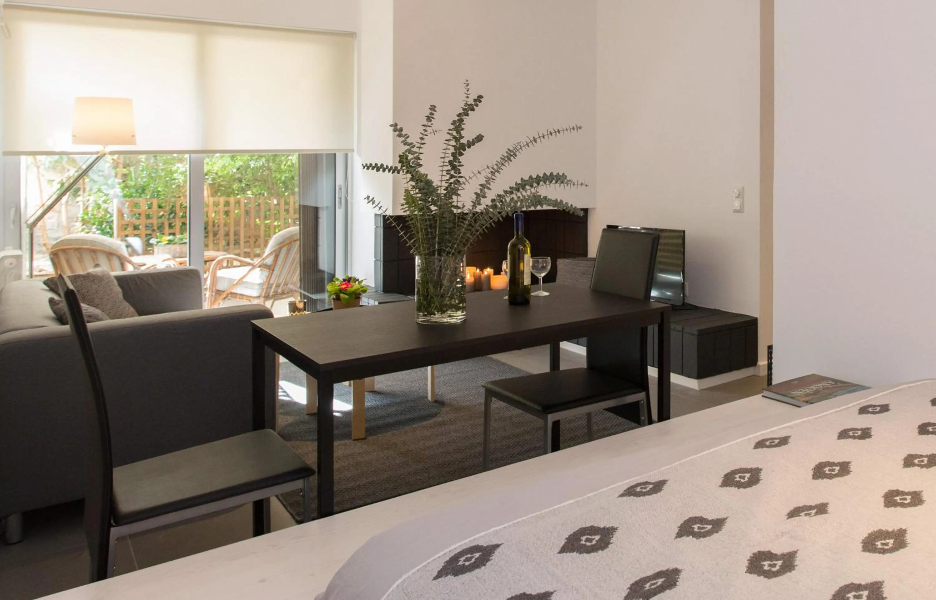 Living room, Bed in Homz Studios Faliro