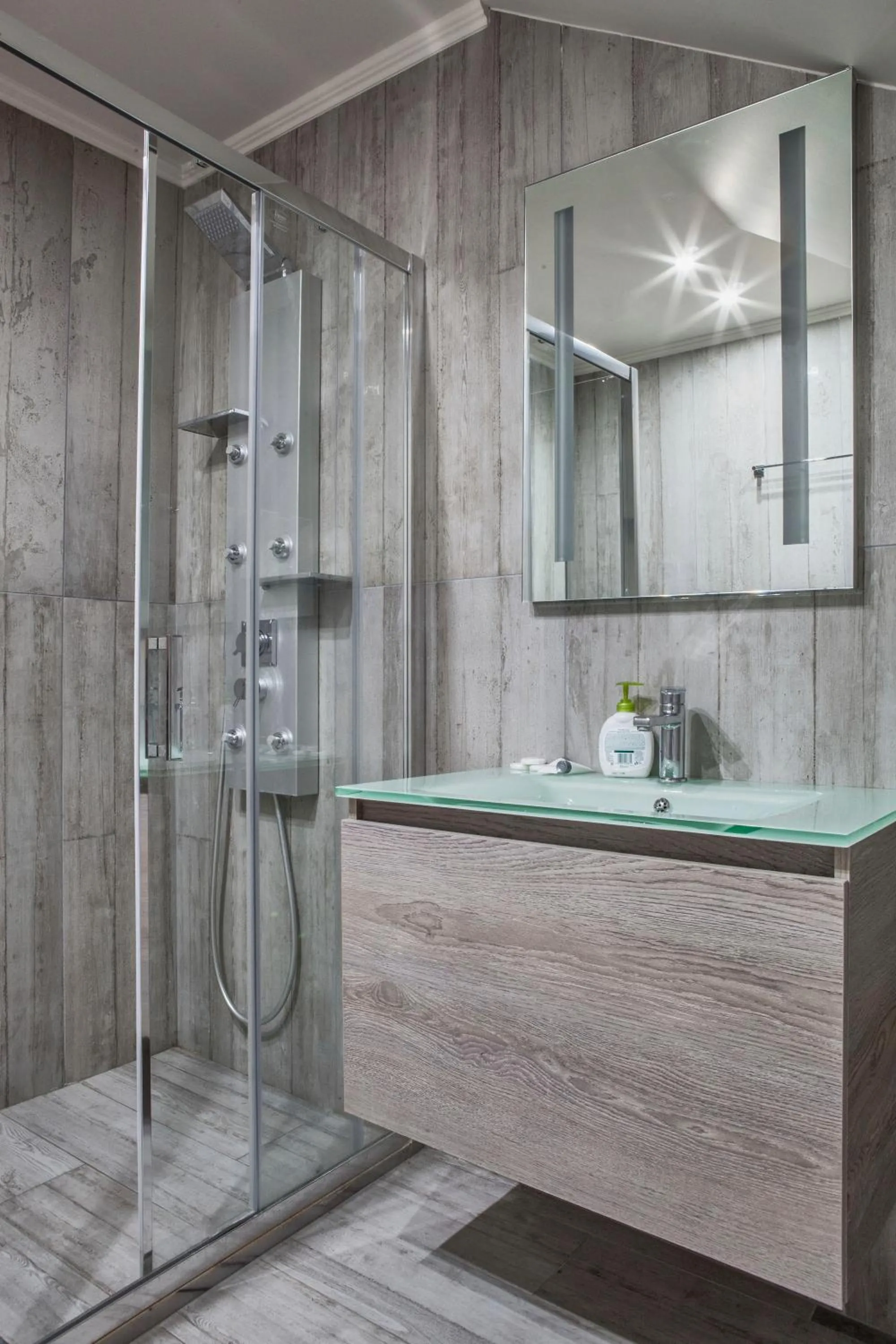 Shower in Mari Hotel & Maisonettes