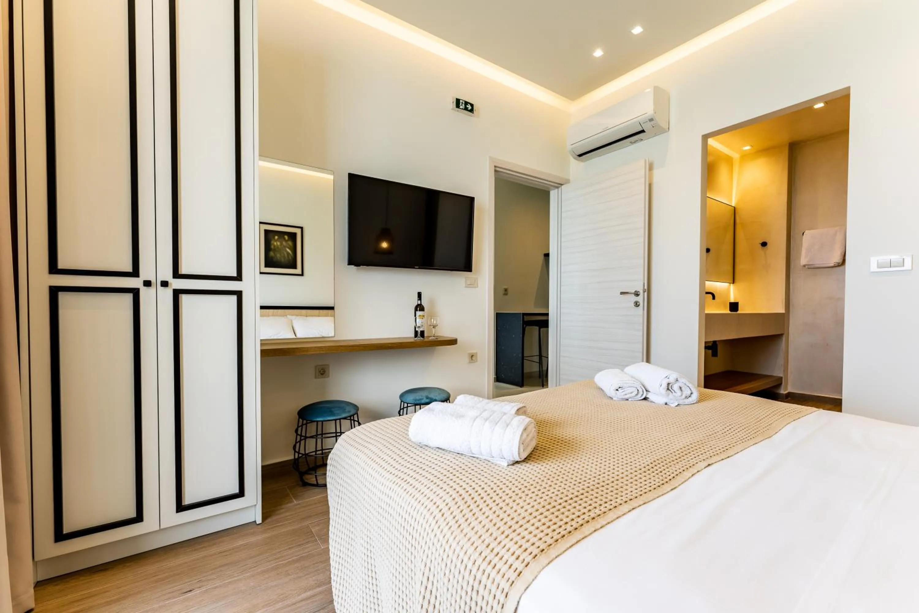 Bathroom, Bed in Mari Hotel & Maisonettes
