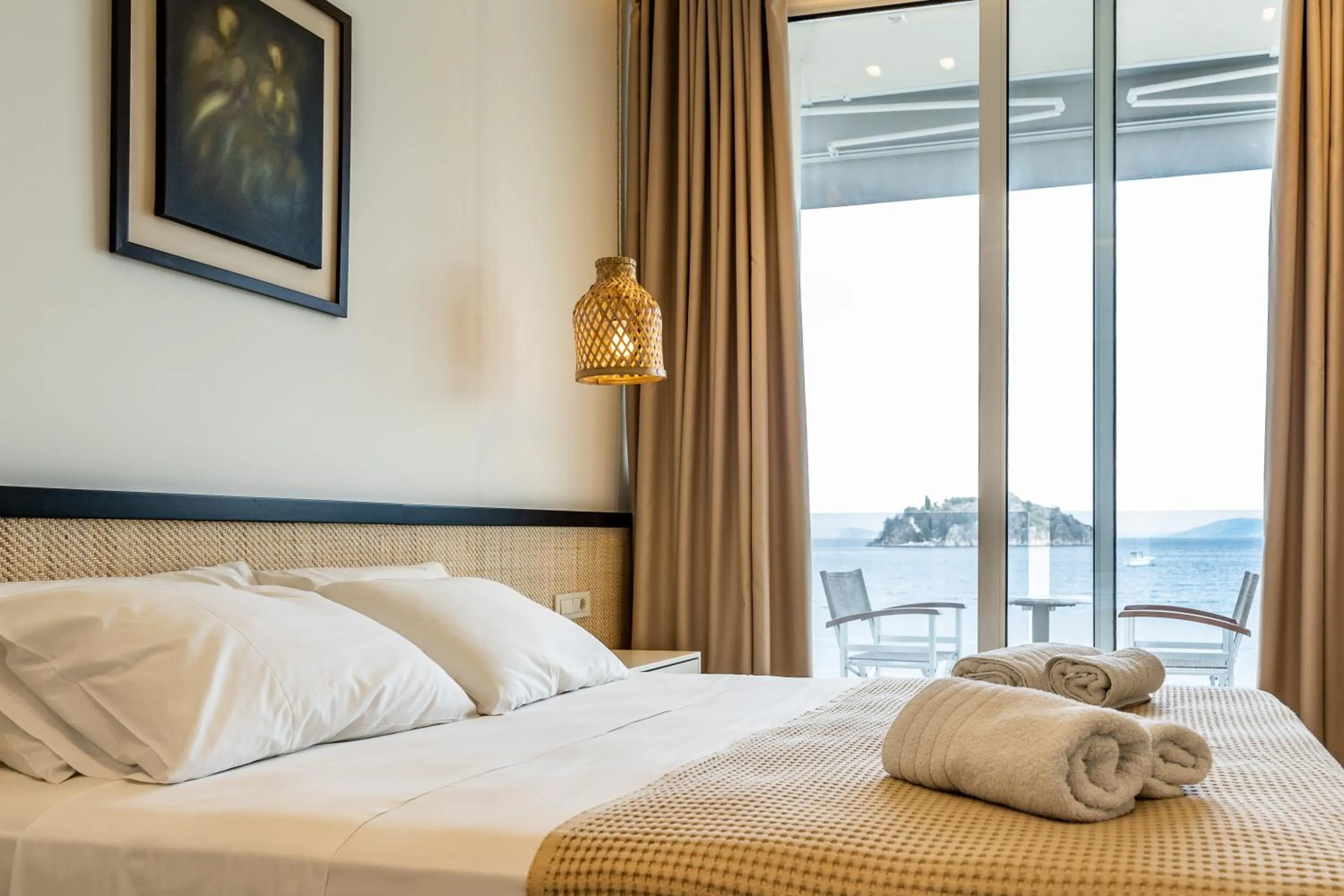 Balcony/Terrace, Bed in Mari Hotel & Maisonettes