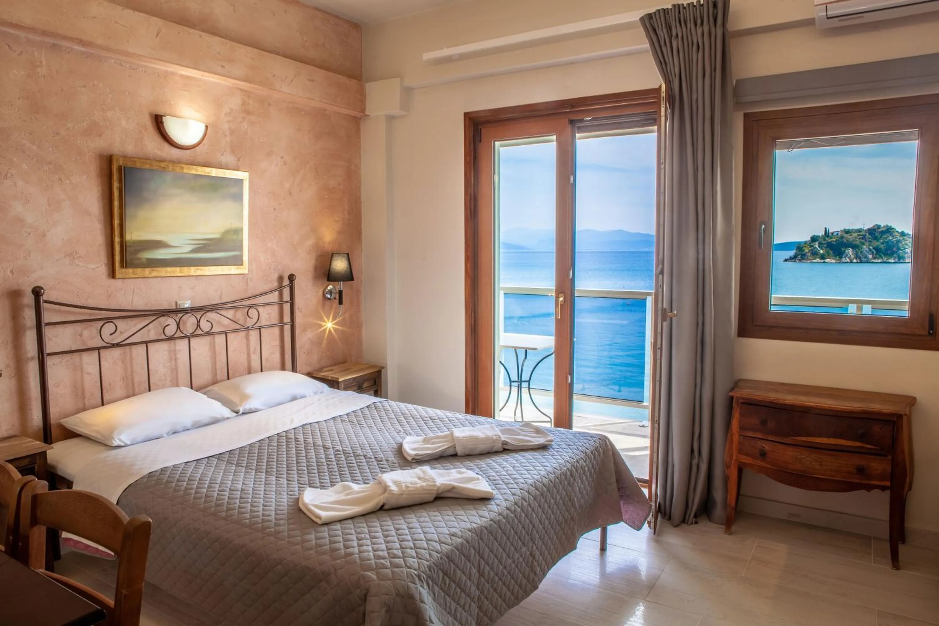 Bed in Mari Hotel & Maisonettes