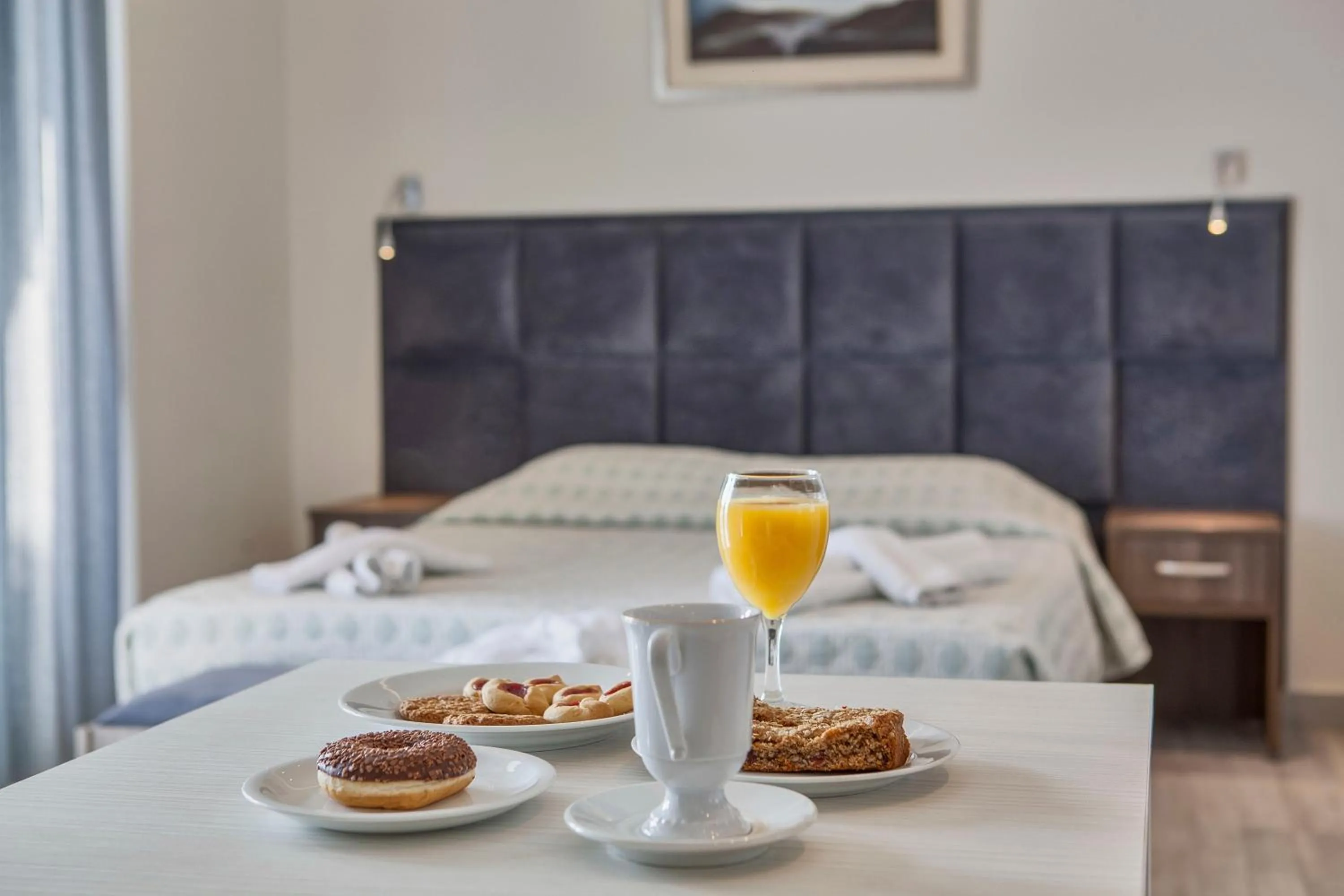 Food and drinks, Bed in Mari Hotel & Maisonettes
