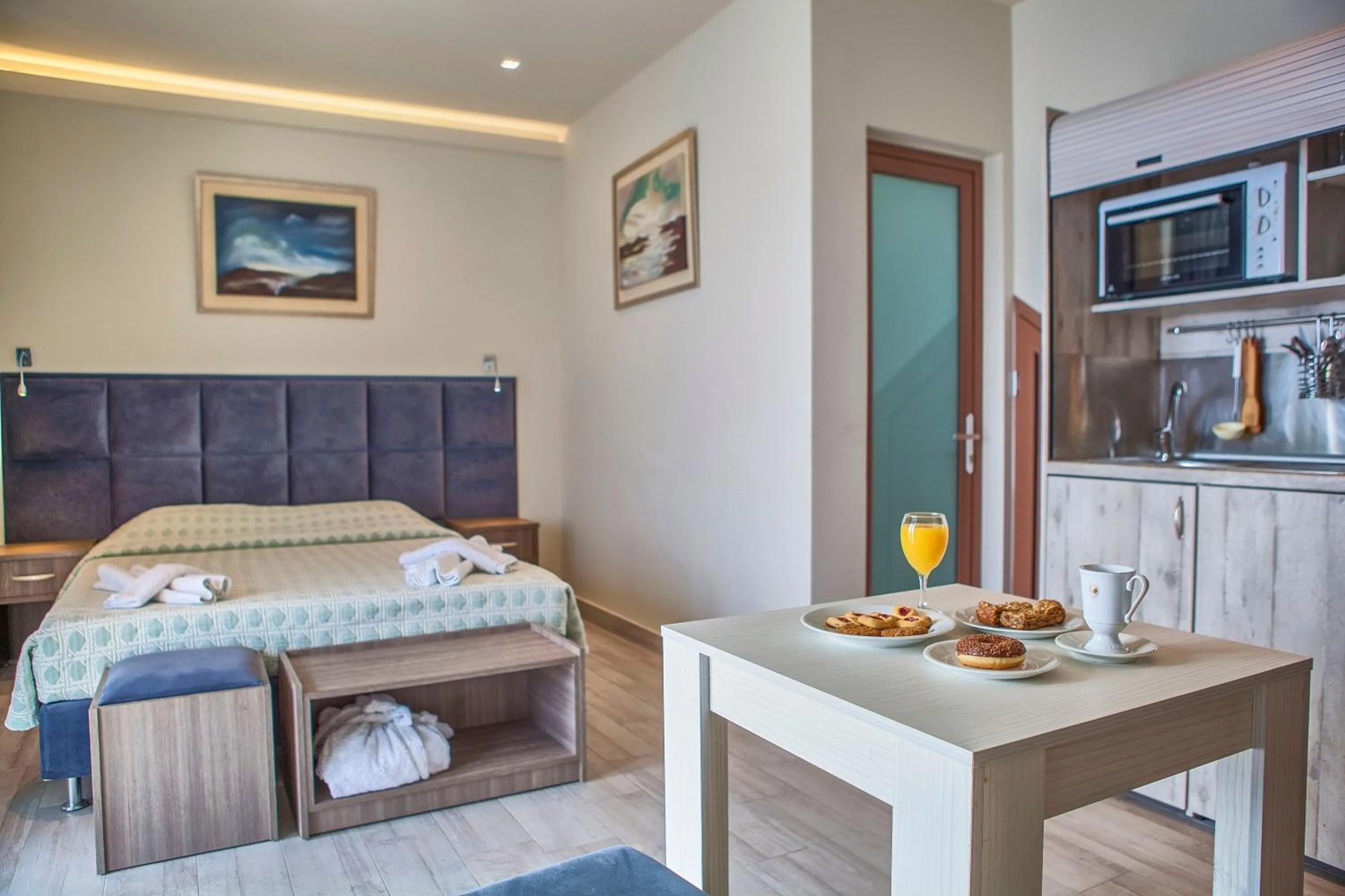 Kitchen or kitchenette, Bed in Mari Hotel & Maisonettes