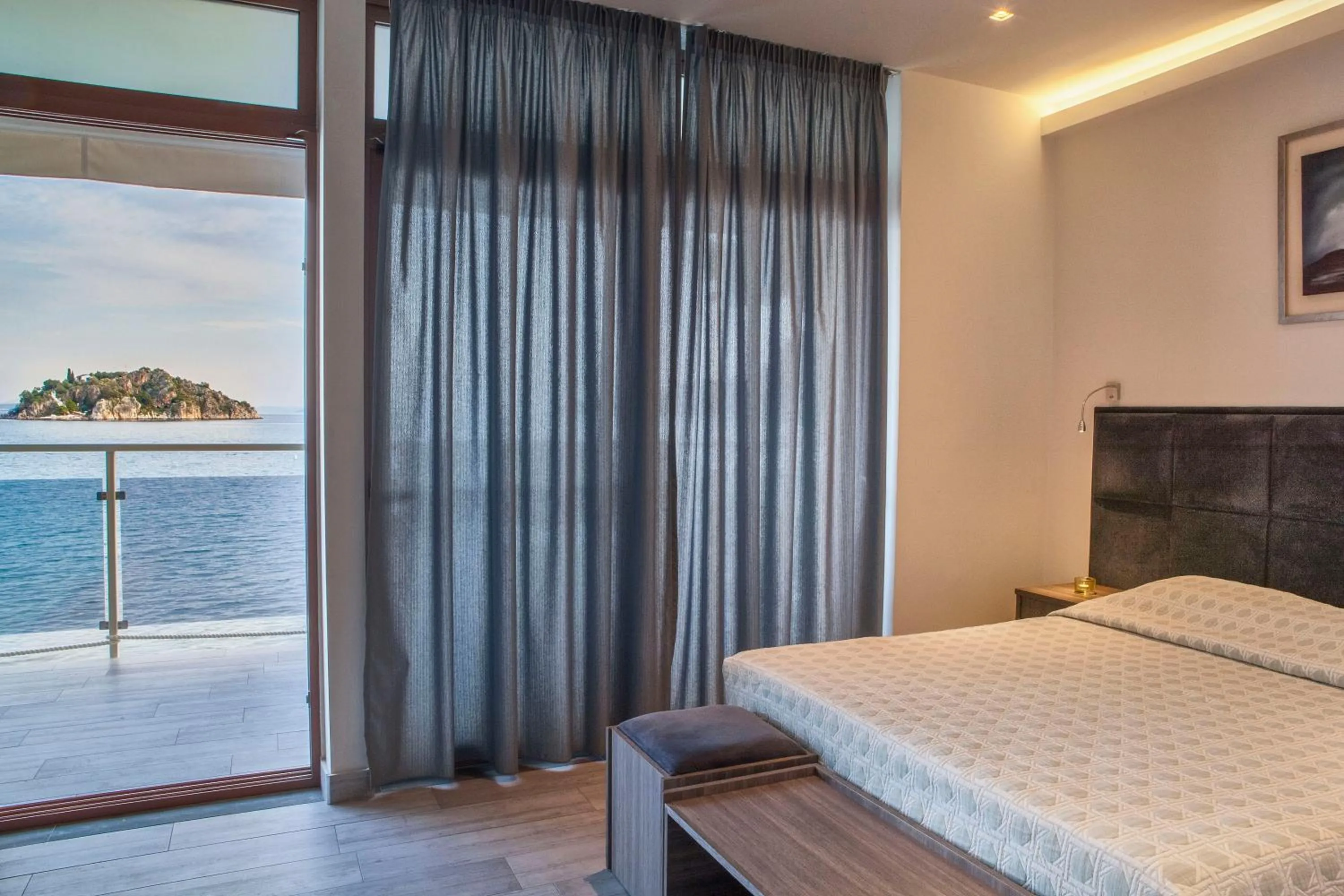 Balcony/Terrace, Bed in Mari Hotel & Maisonettes
