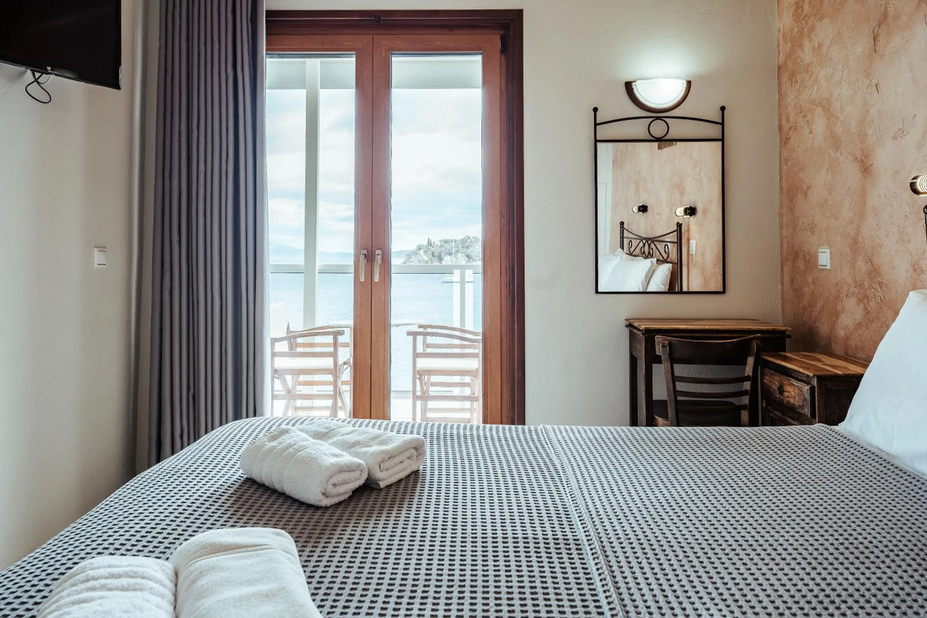 Balcony/Terrace, Bed in Mari Hotel & Maisonettes