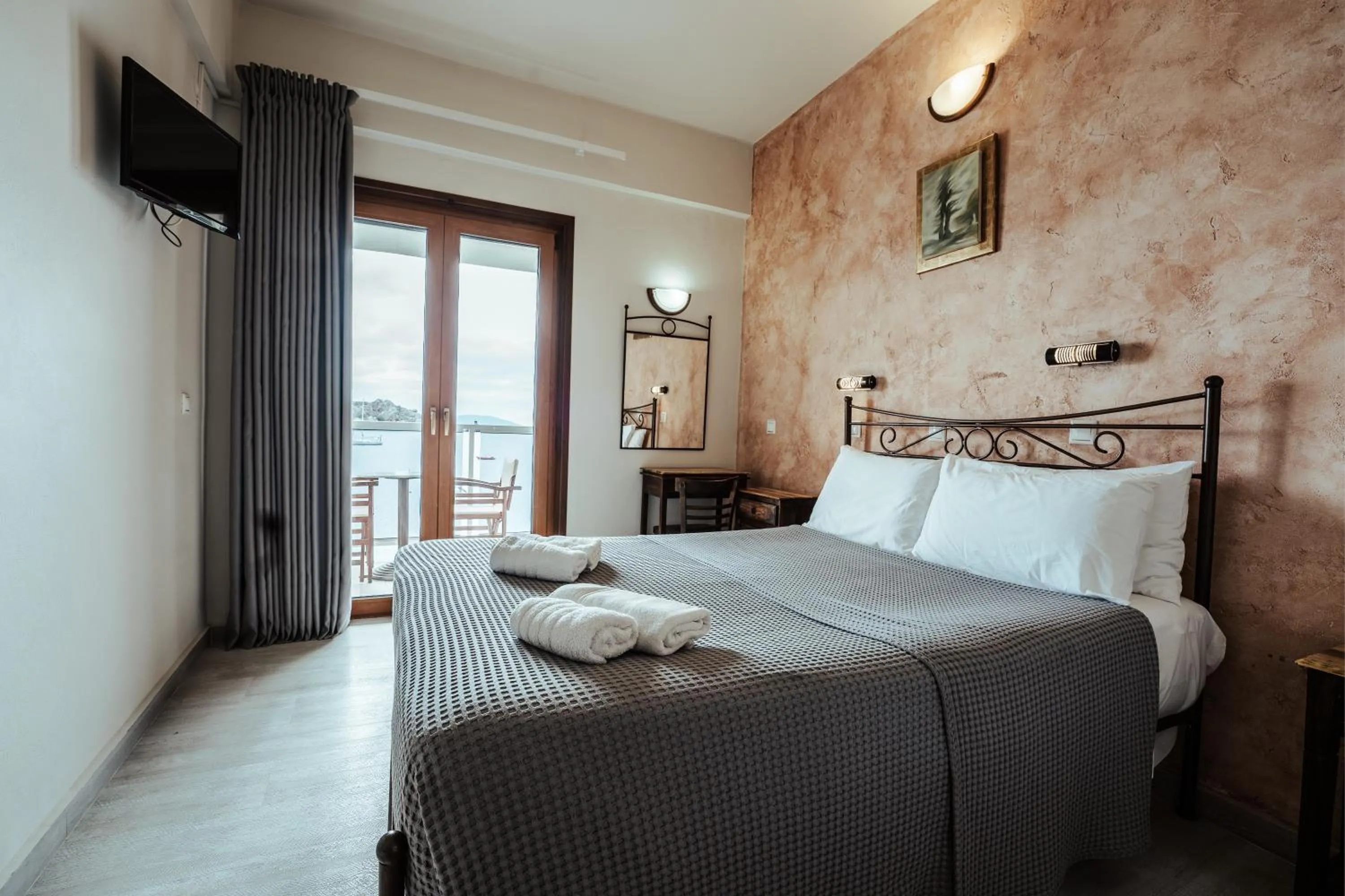 Balcony/Terrace, Bed in Mari Hotel & Maisonettes
