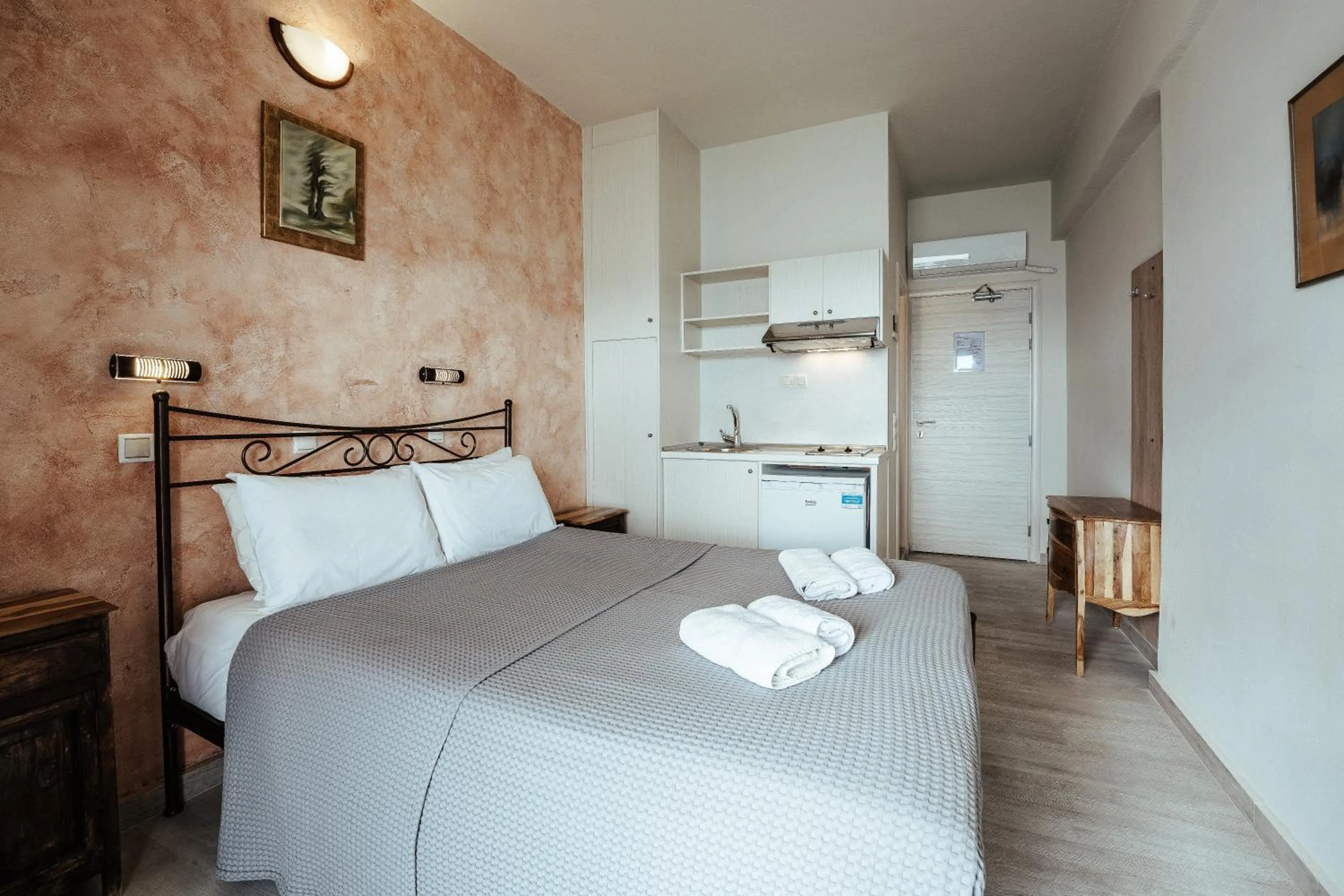Kitchen or kitchenette, Bed in Mari Hotel & Maisonettes