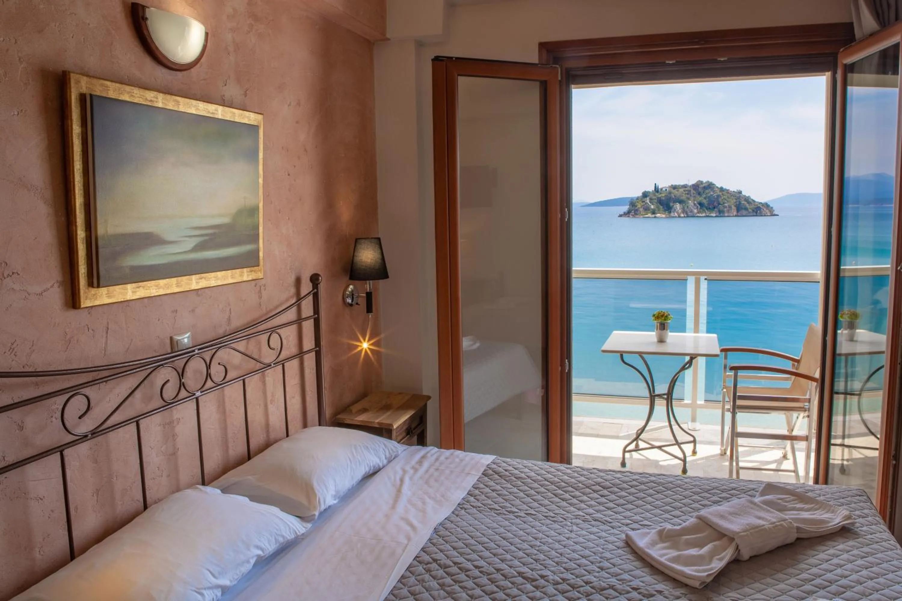 Bed in Mari Hotel & Maisonettes