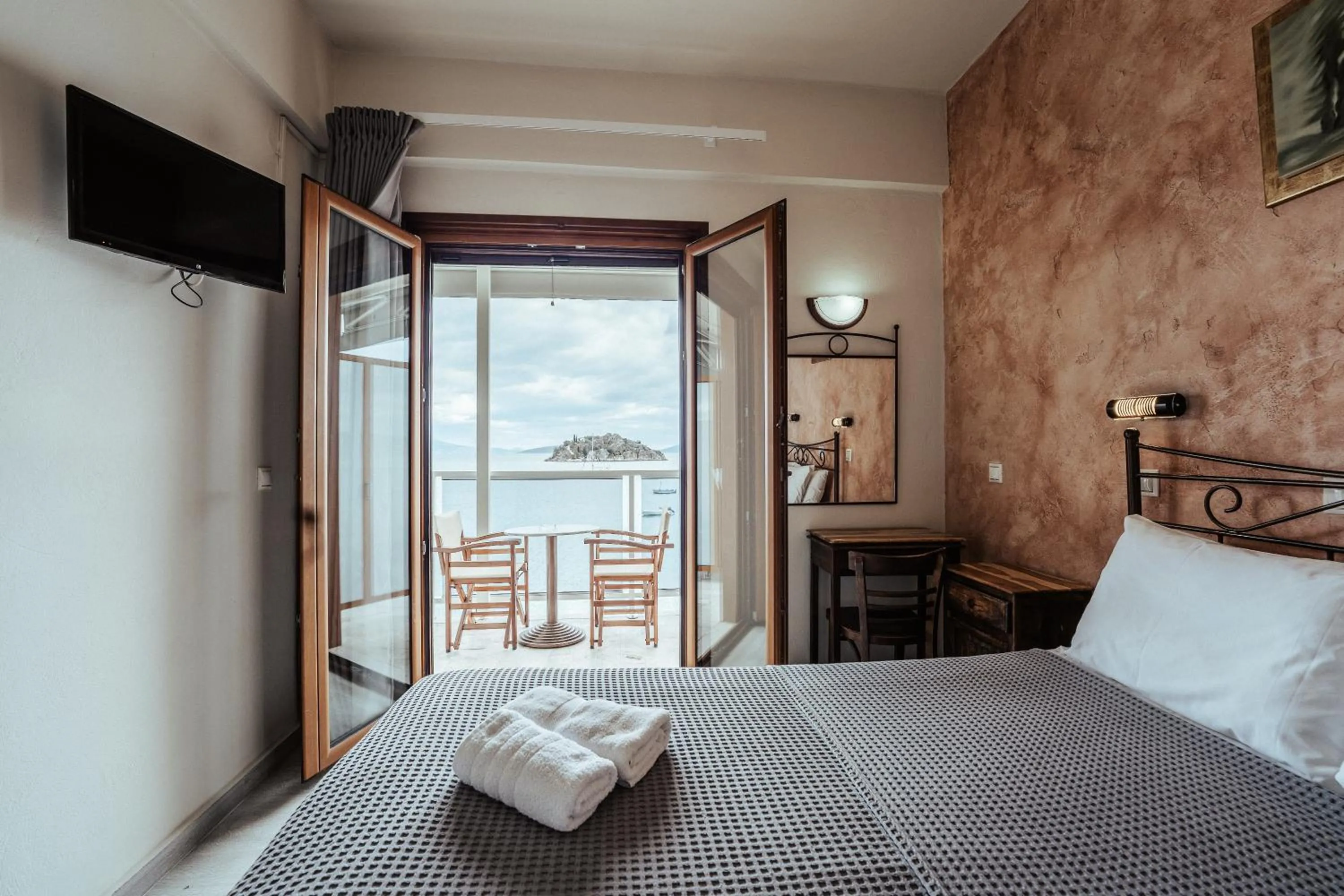 Balcony/Terrace, Bed in Mari Hotel & Maisonettes