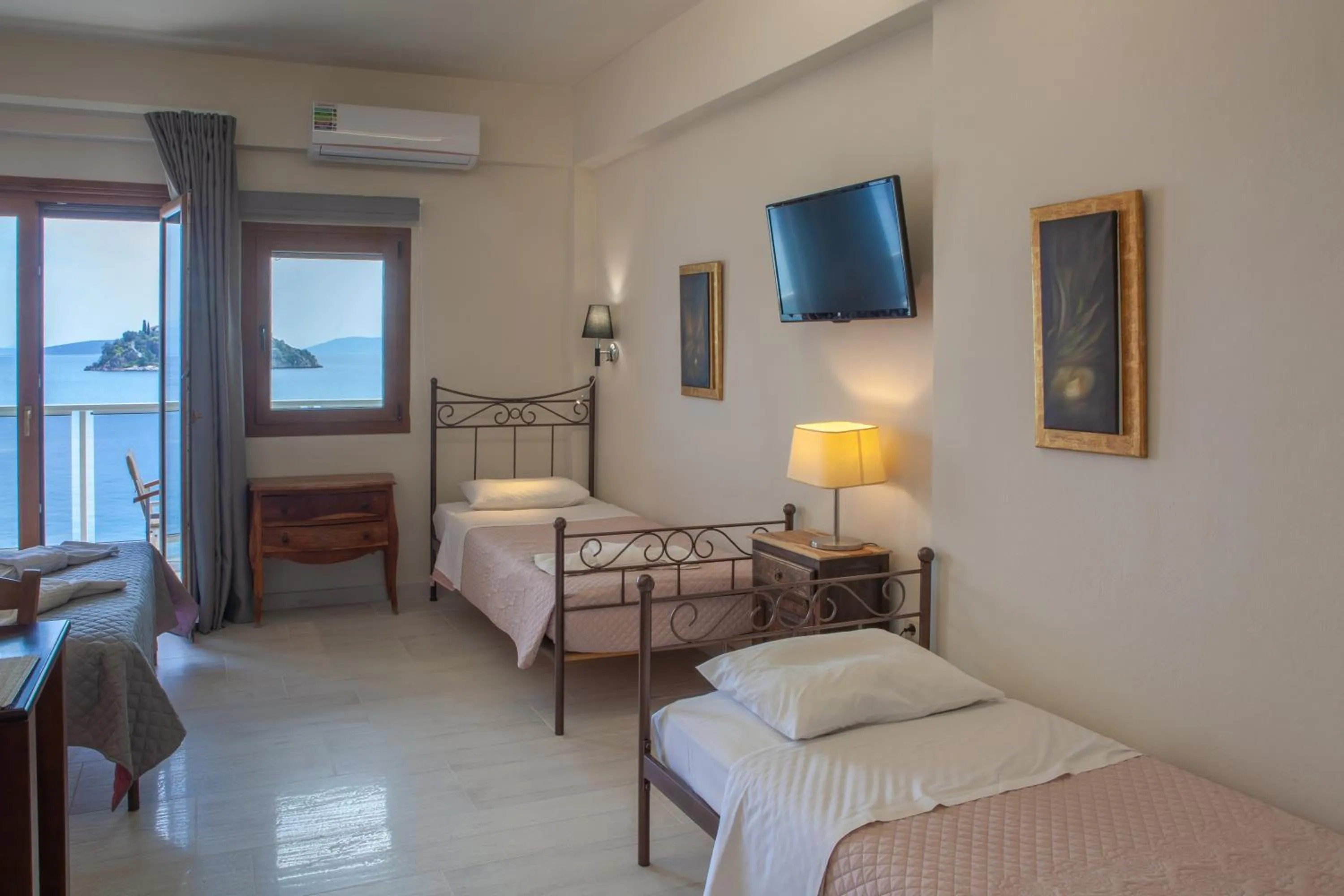 TV and multimedia, Bed in Mari Hotel & Maisonettes