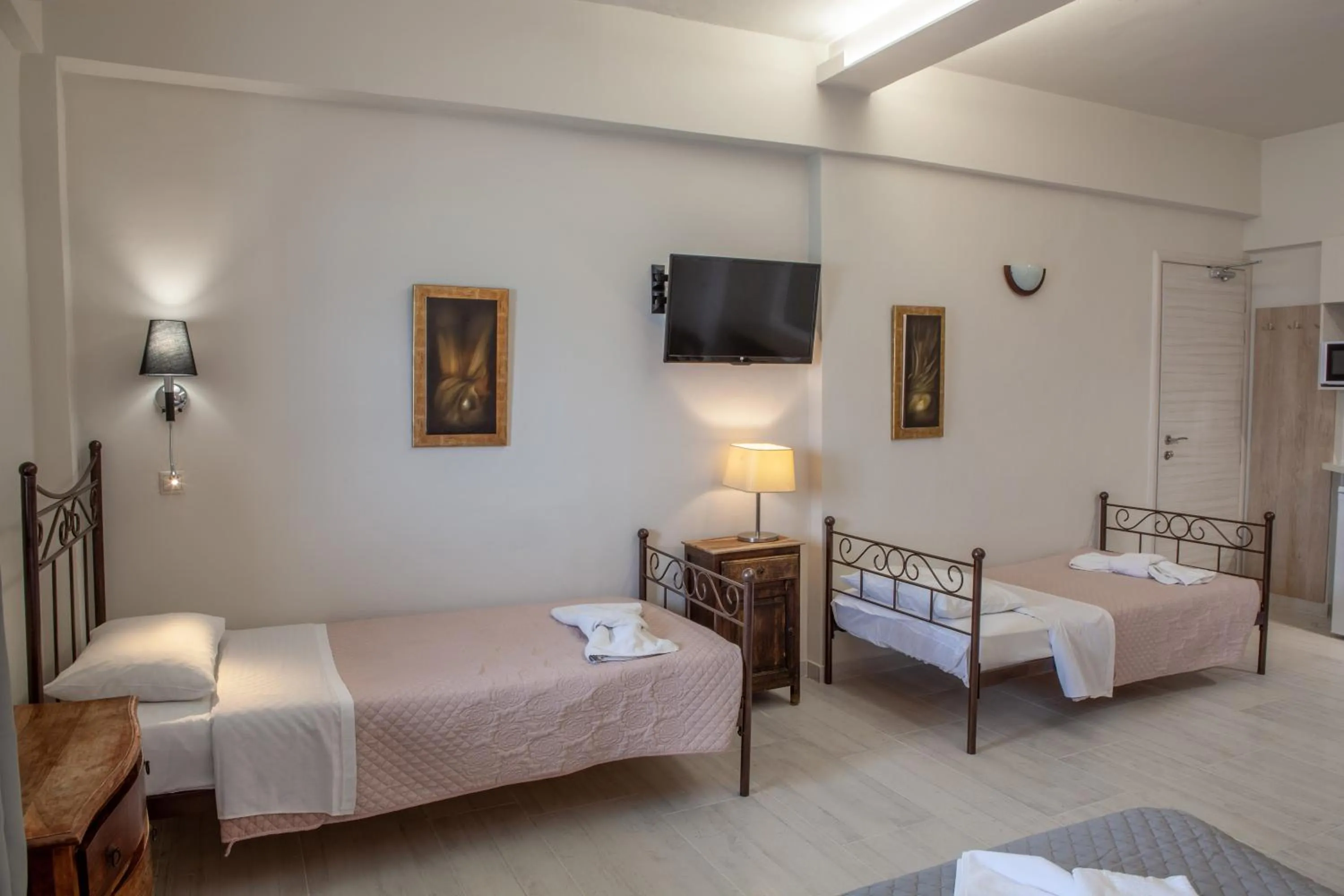 Bed in Mari Hotel & Maisonettes