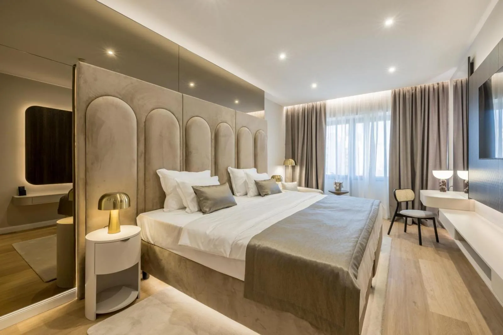 Bedroom, Bed in Hotel Atrium