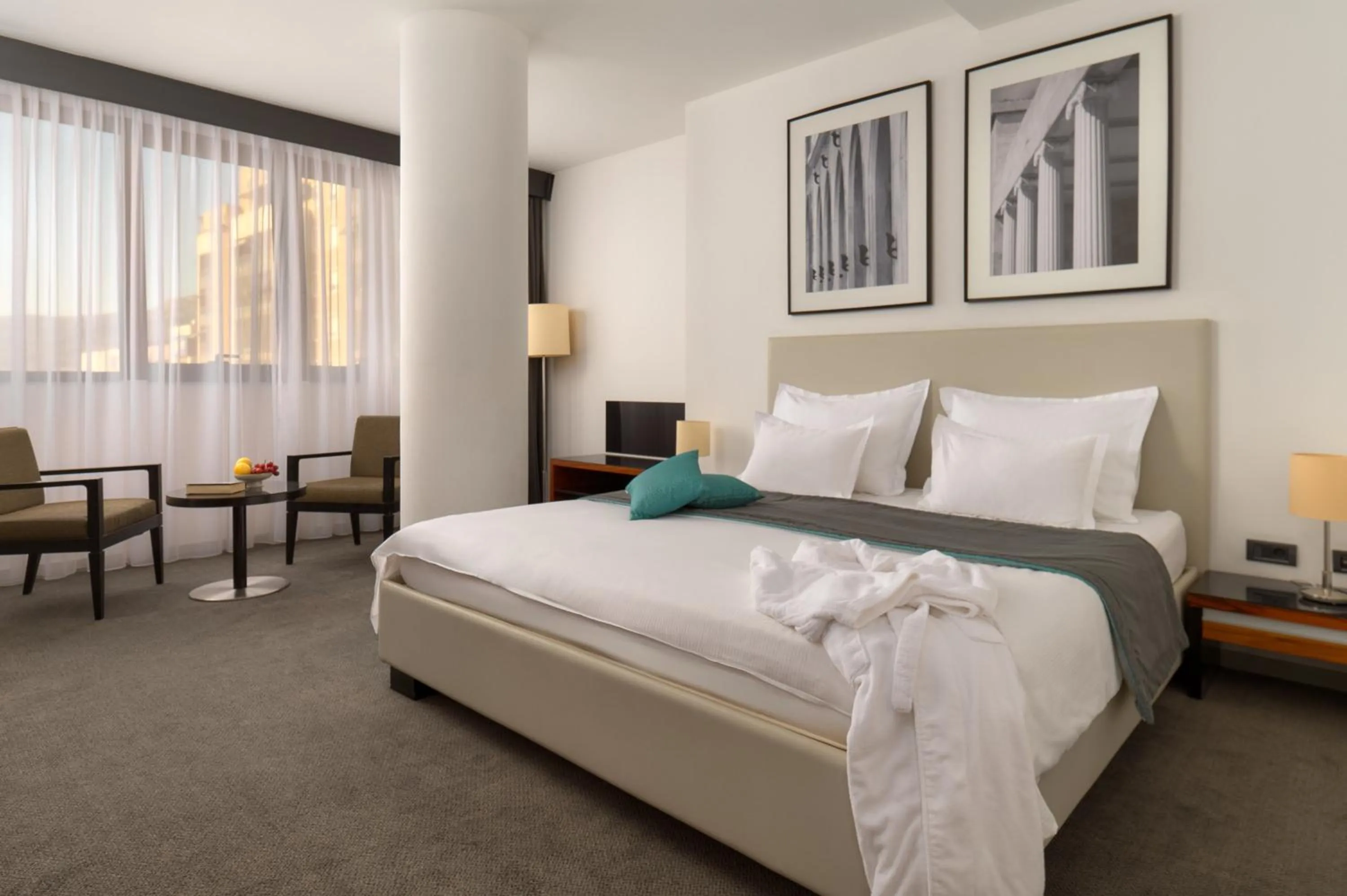 Bedroom, Bed in Hotel Atrium