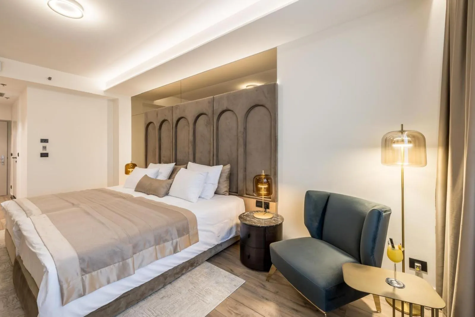 Bedroom, Bed in Hotel Atrium