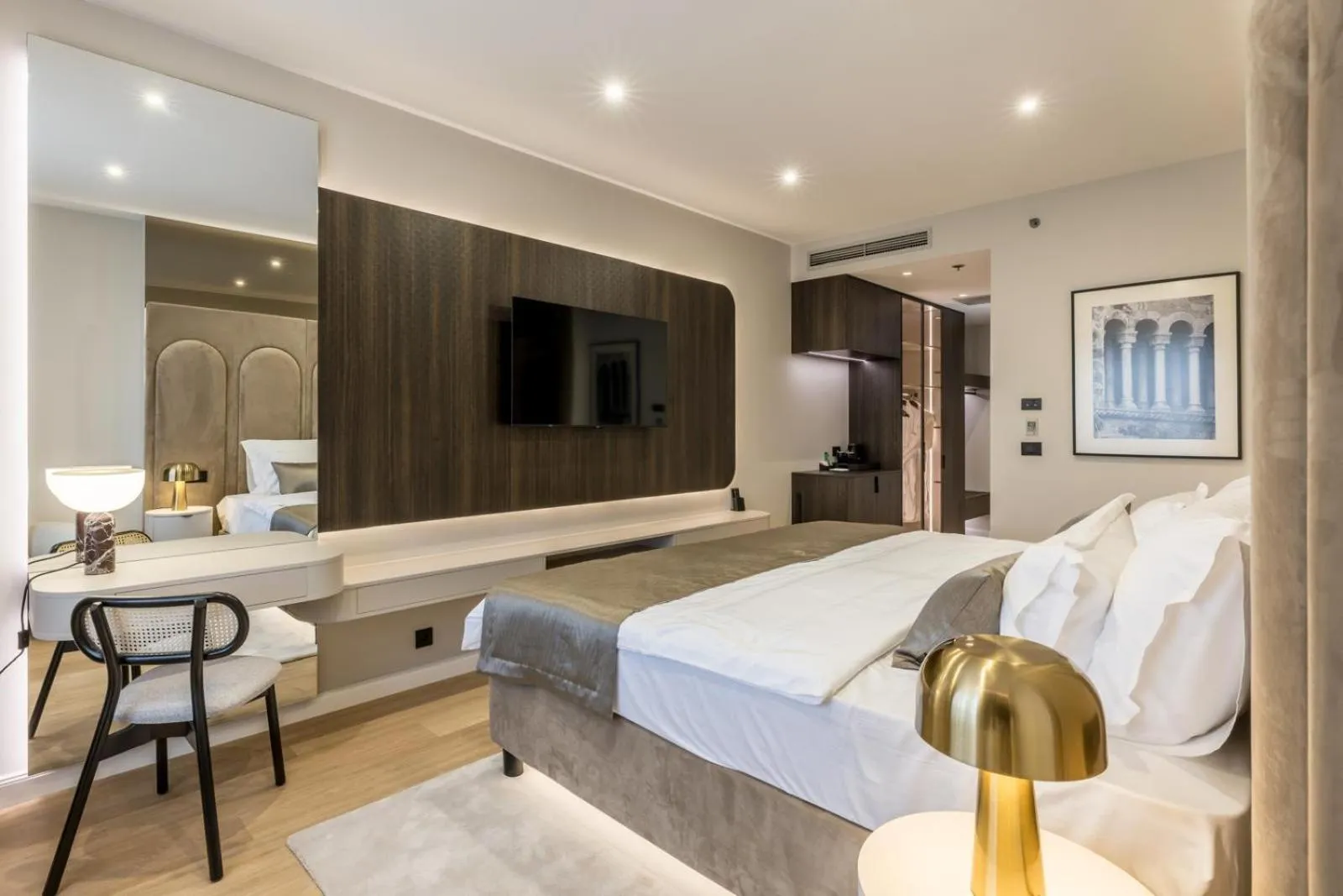 Bedroom, Bed in Hotel Atrium