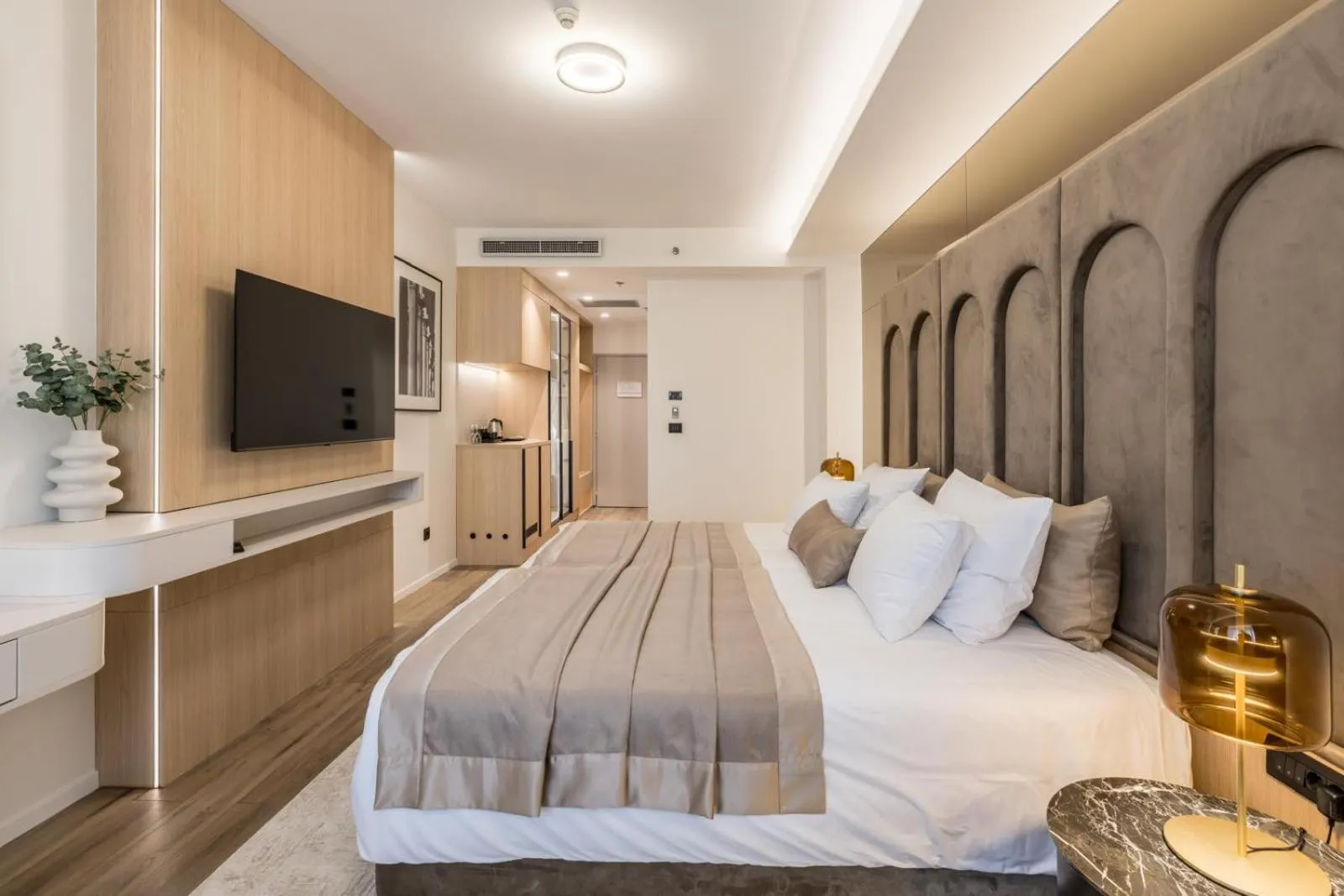 Bedroom, Bed in Hotel Atrium