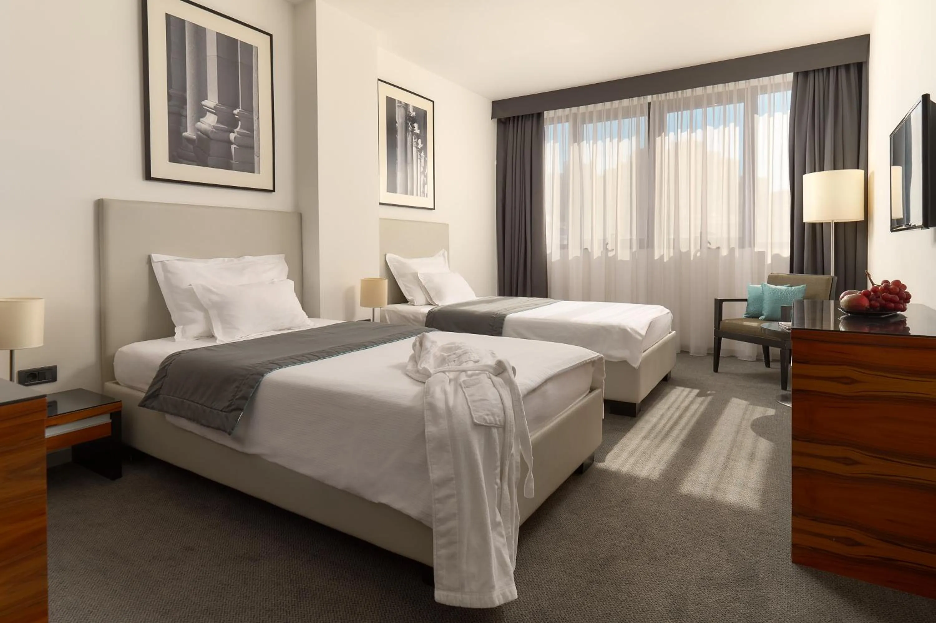 Bedroom, Bed in Hotel Atrium