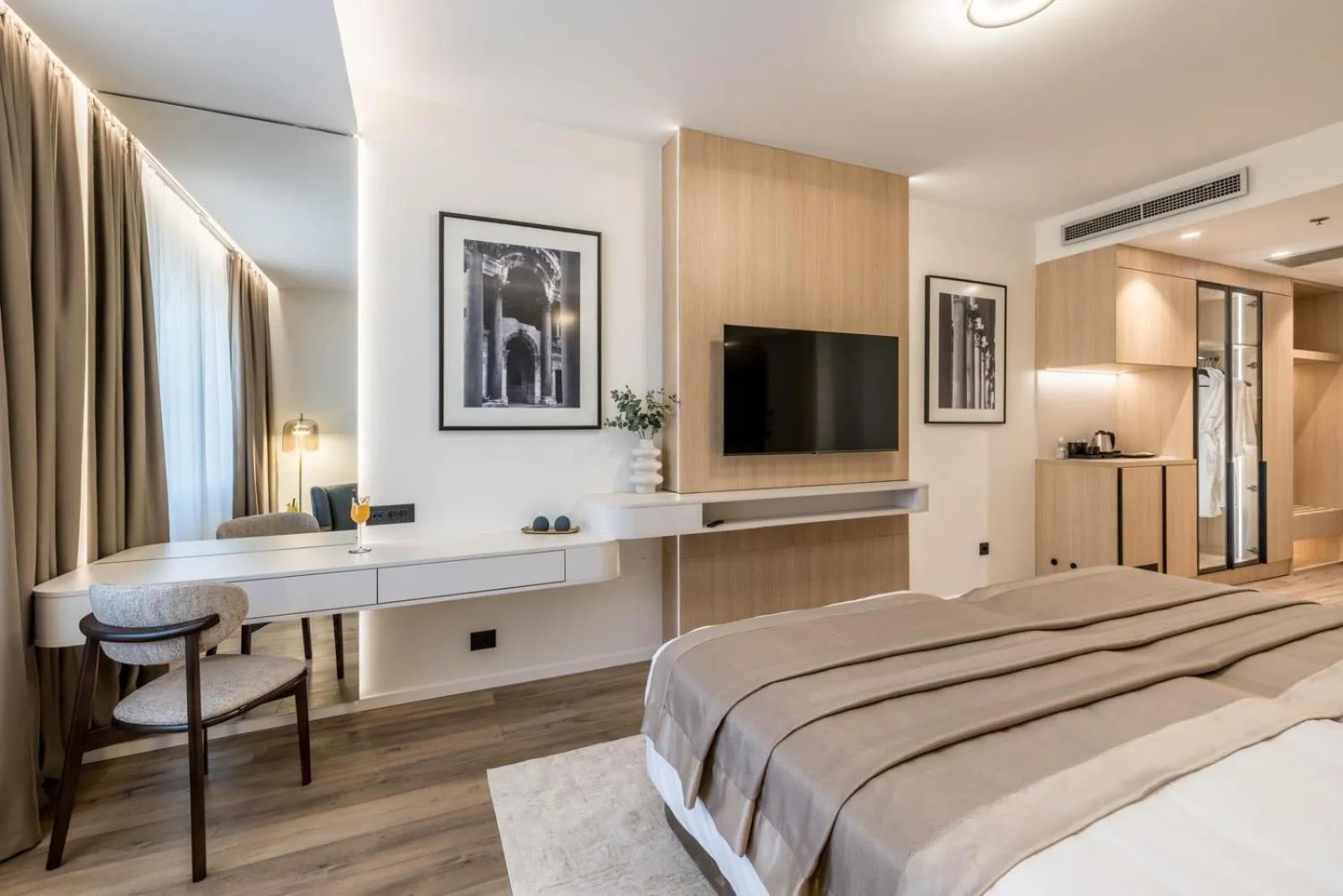 Bedroom, Bed in Hotel Atrium