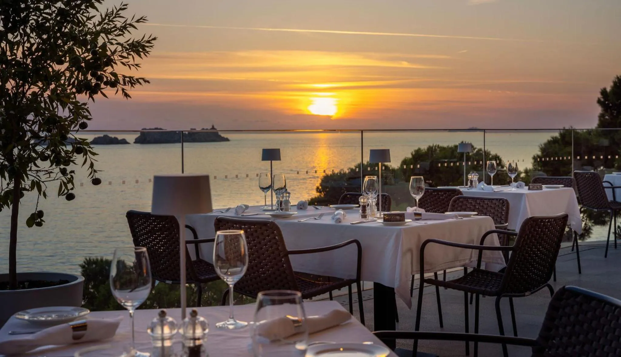 Restaurant/places to eat in Hotel More