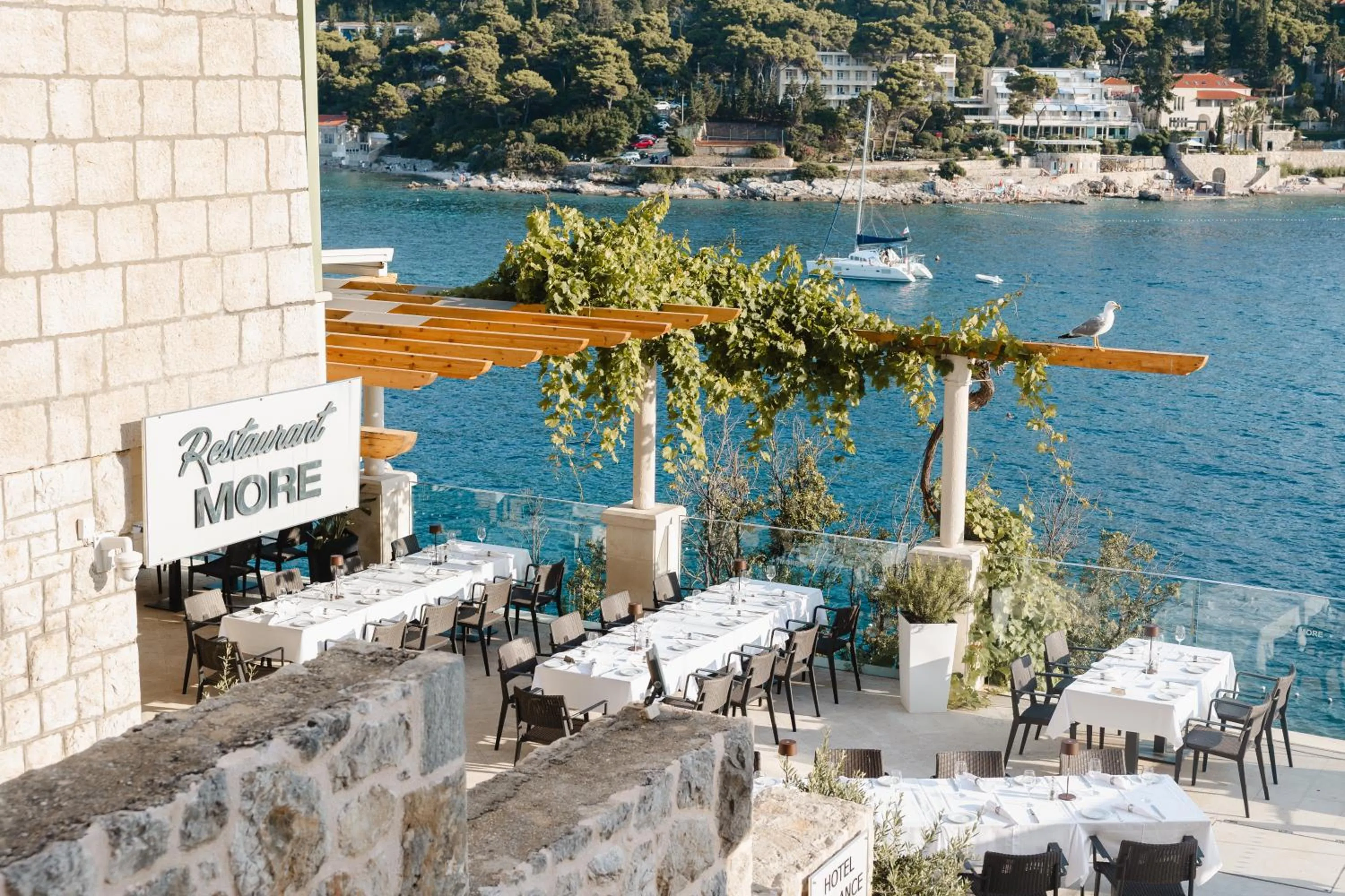 Restaurant/places to eat in Hotel More