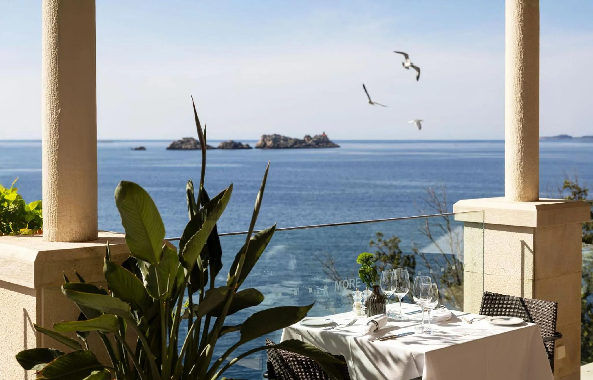 Restaurant/places to eat in Hotel More