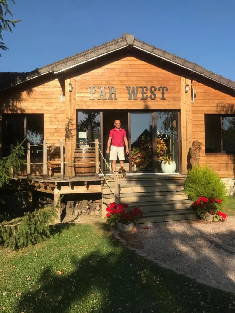 Facade/entrance in Les Crinieres En Brie