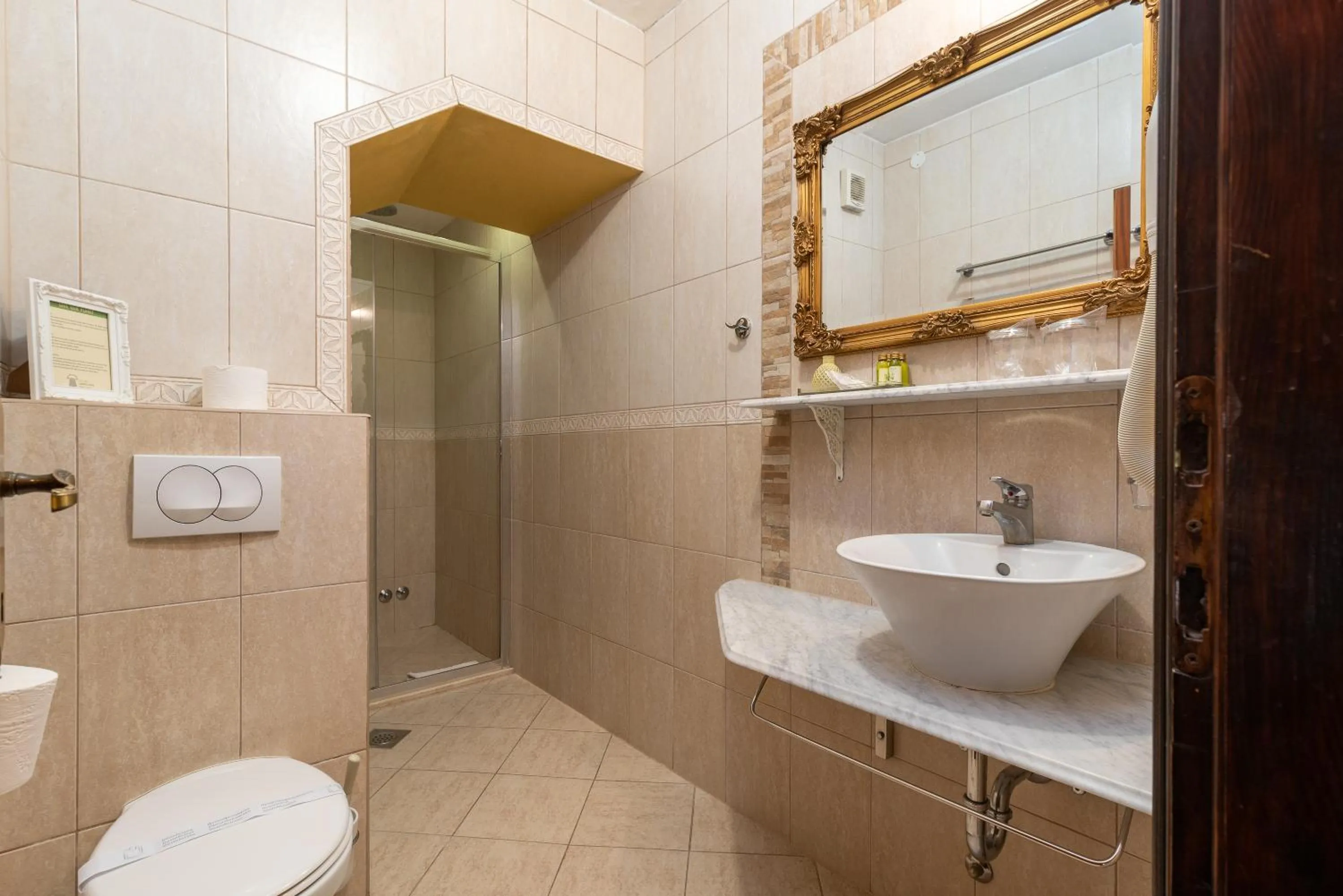 Shower in Heritage Hotel Pasike