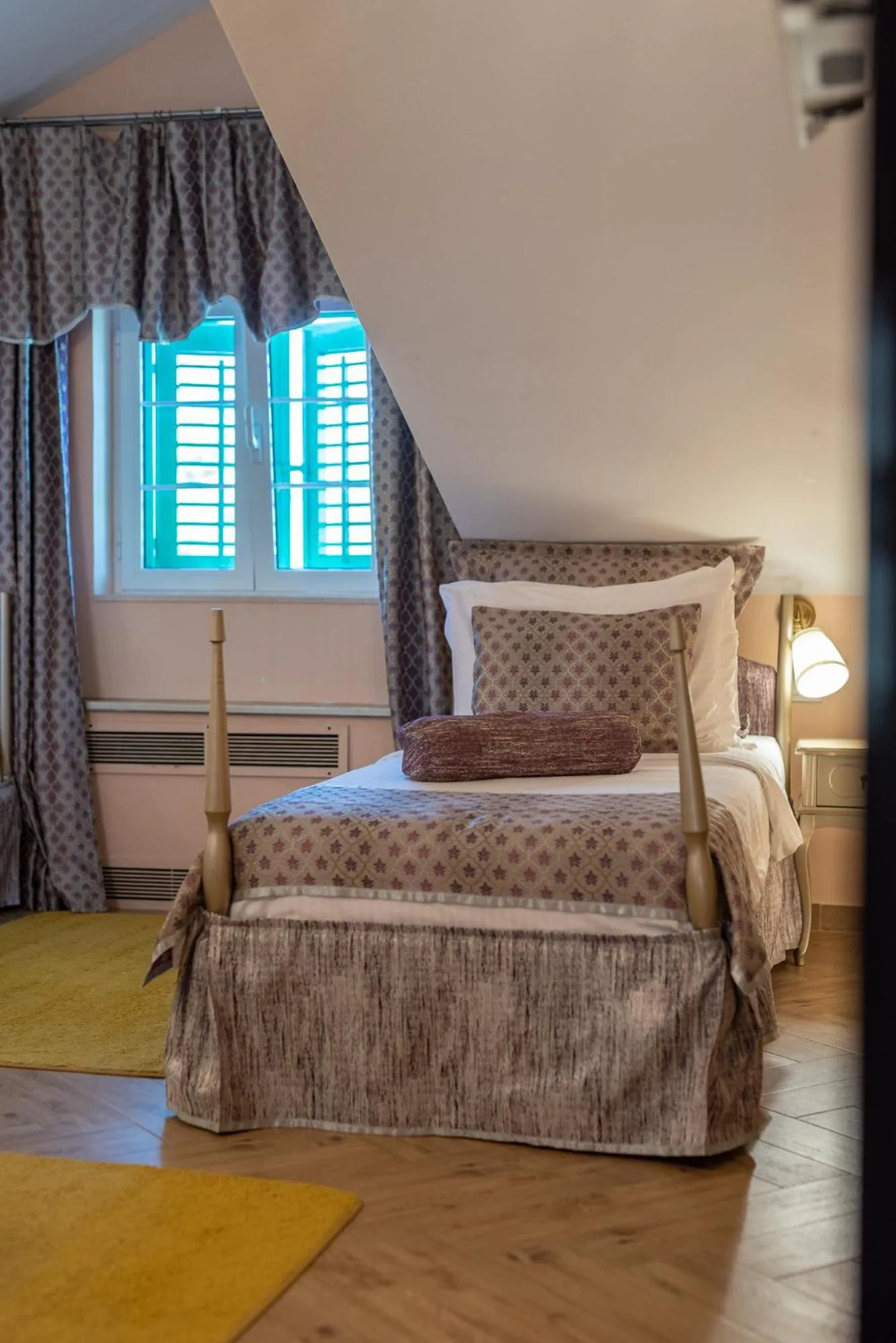 Bed in Heritage Hotel Pasike