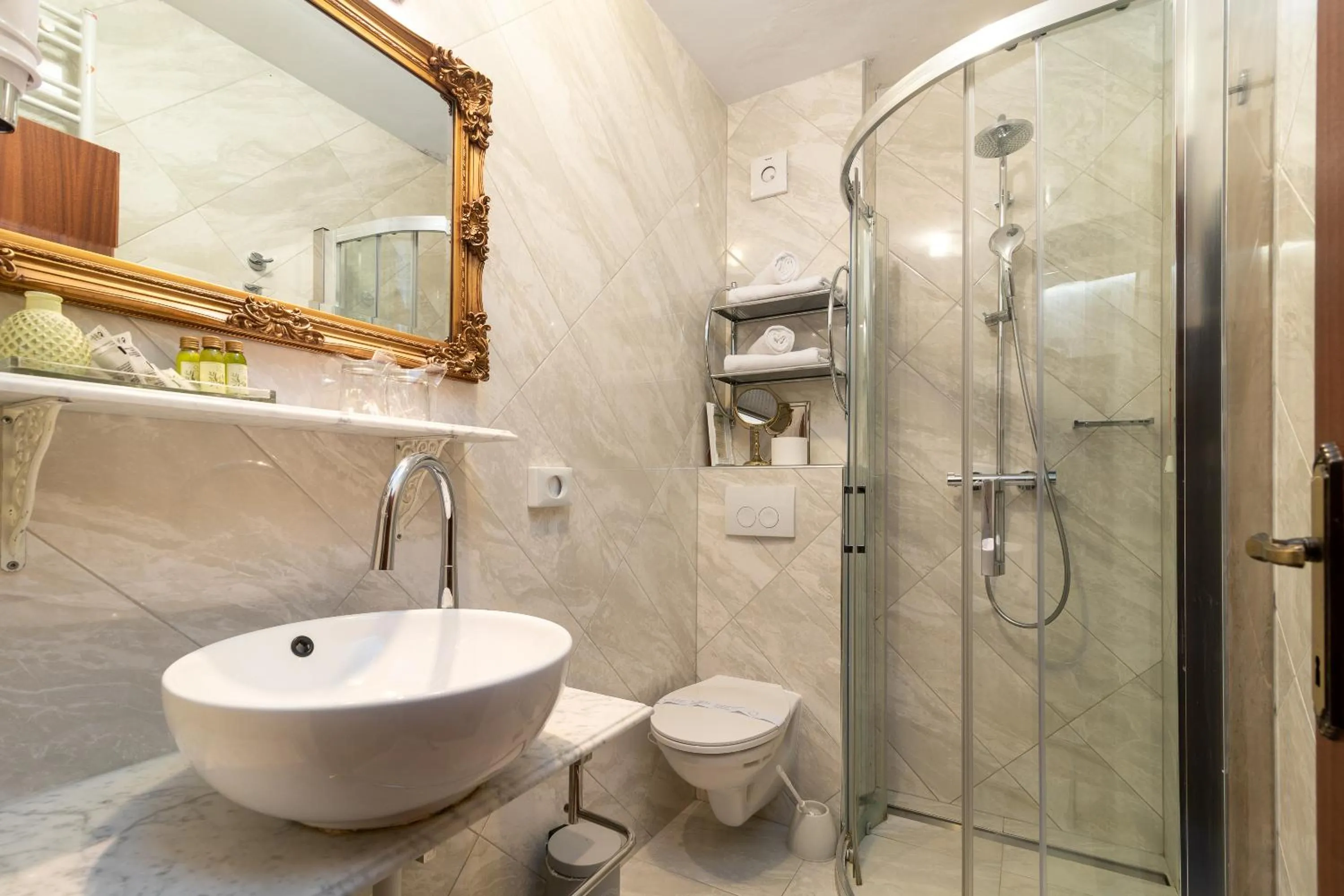 Shower in Heritage Hotel Pasike