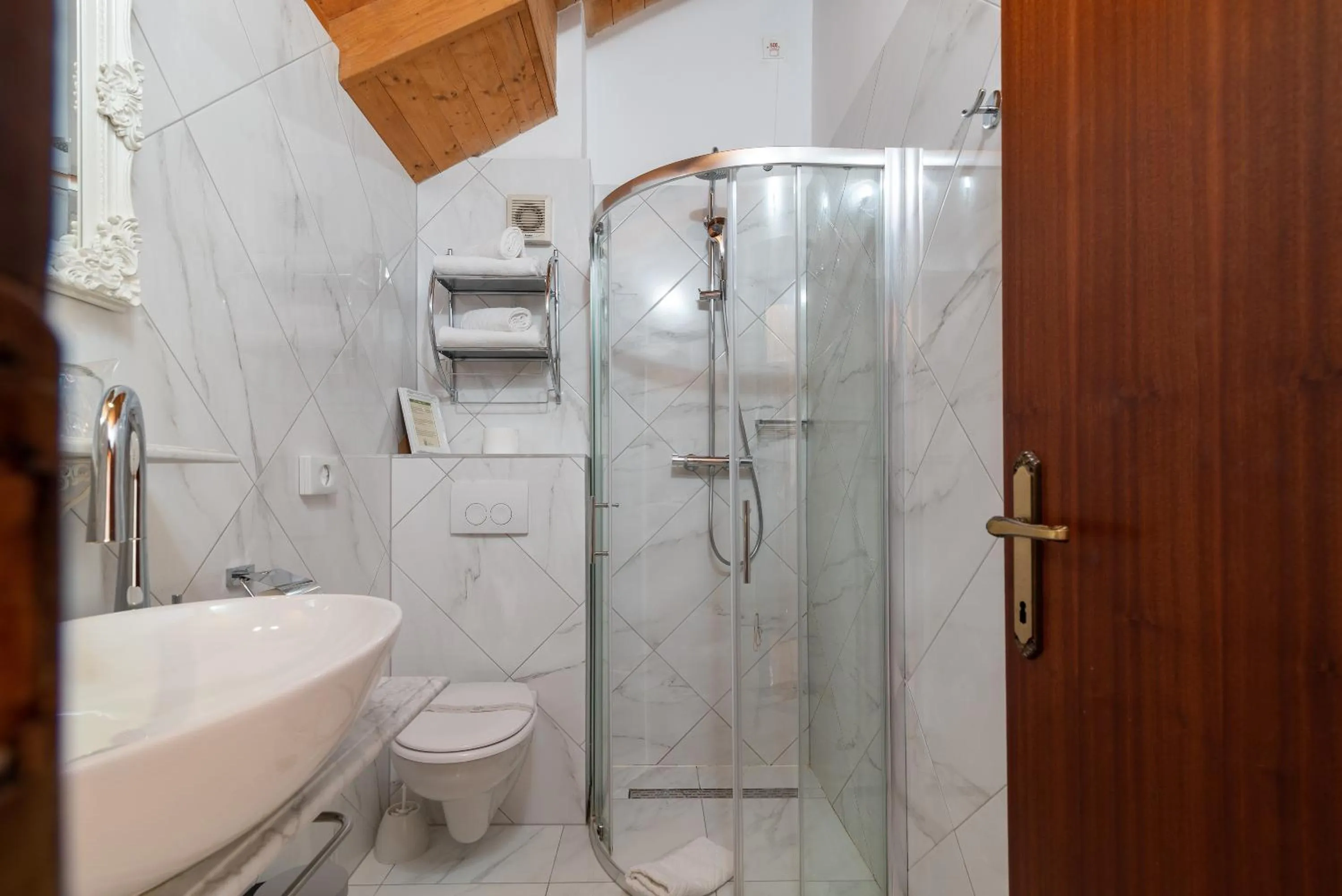 Shower in Heritage Hotel Pasike