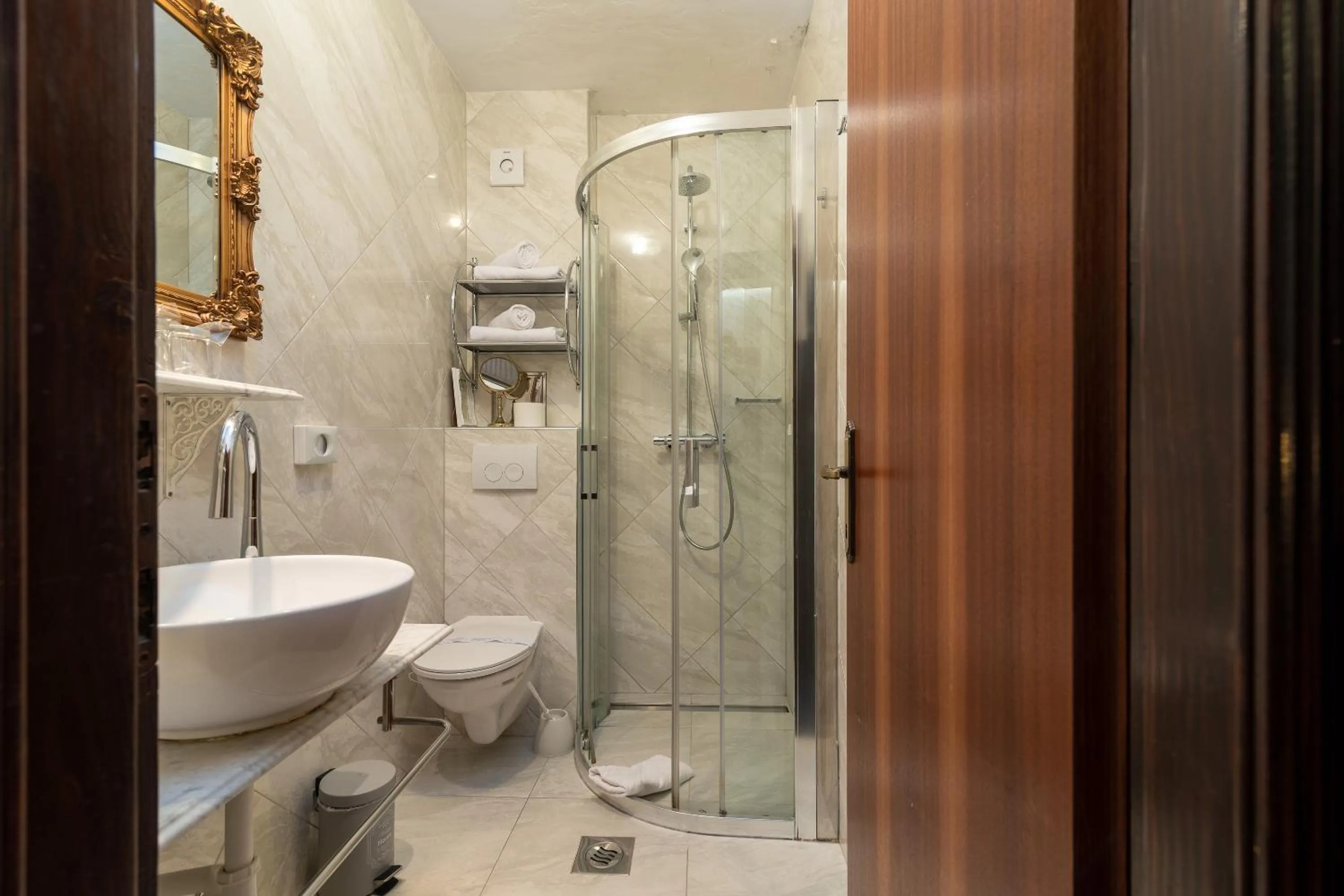 Shower in Heritage Hotel Pasike