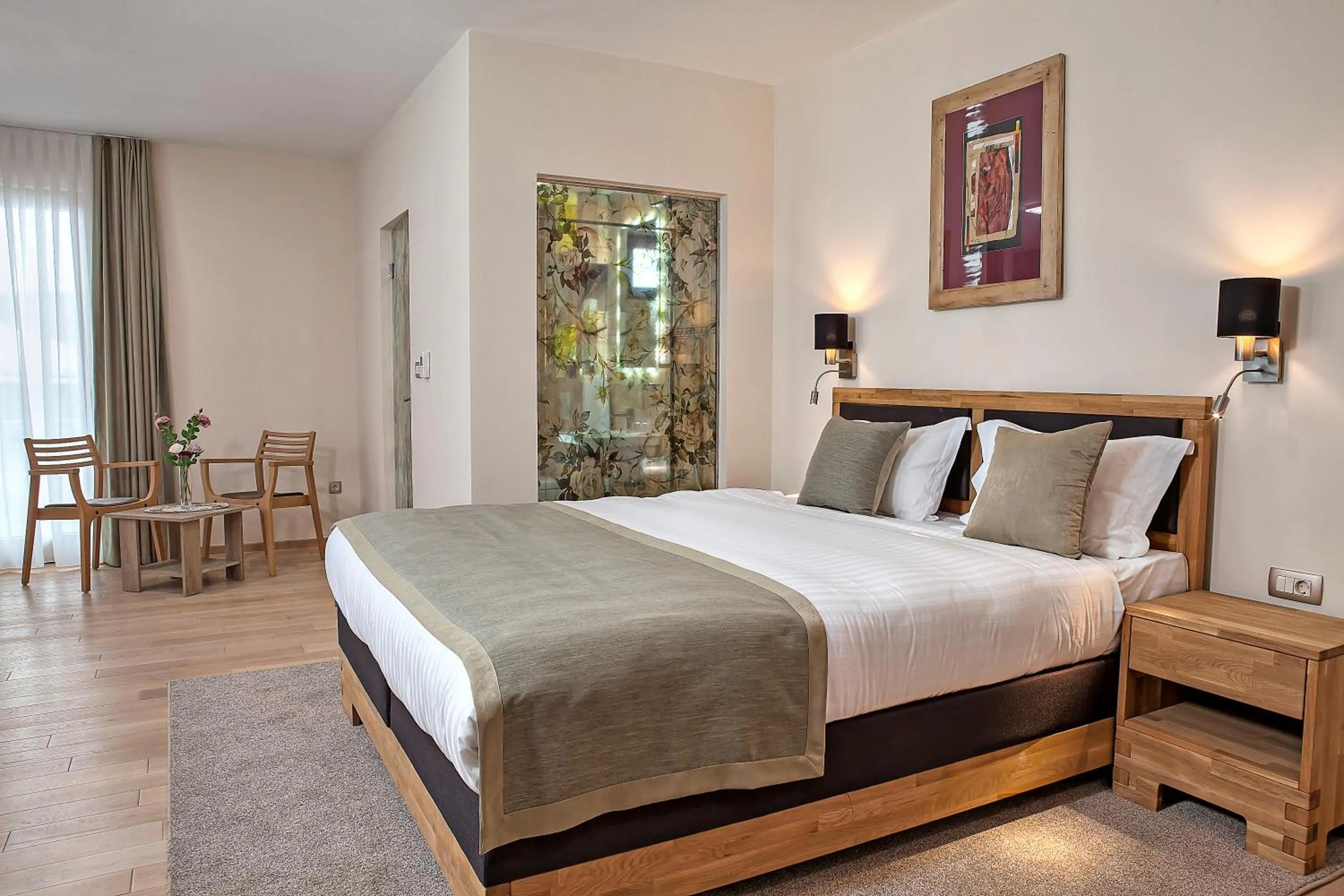 Shower, Bed in Hotel Aziza