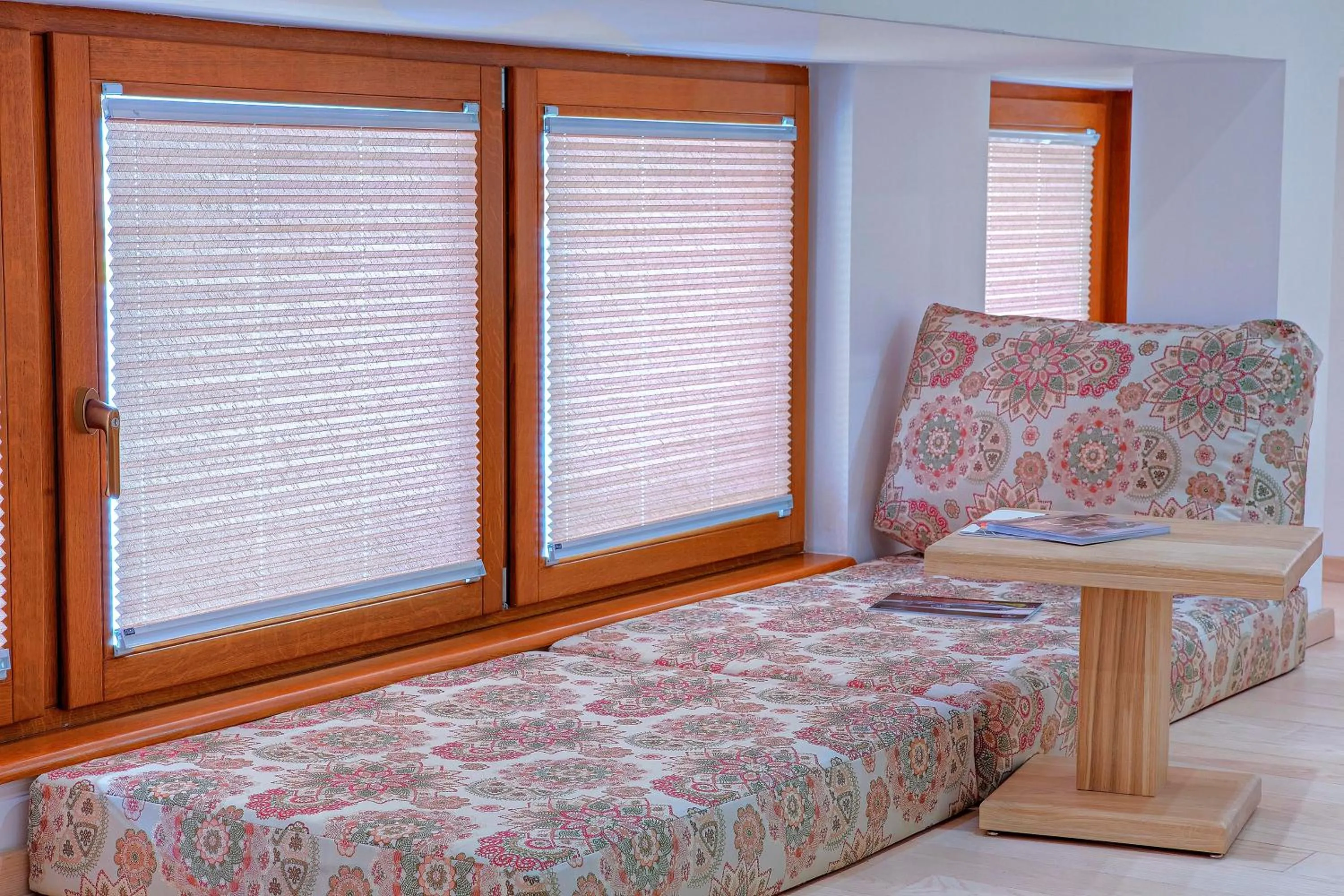 Living room, Bed in Hotel Aziza