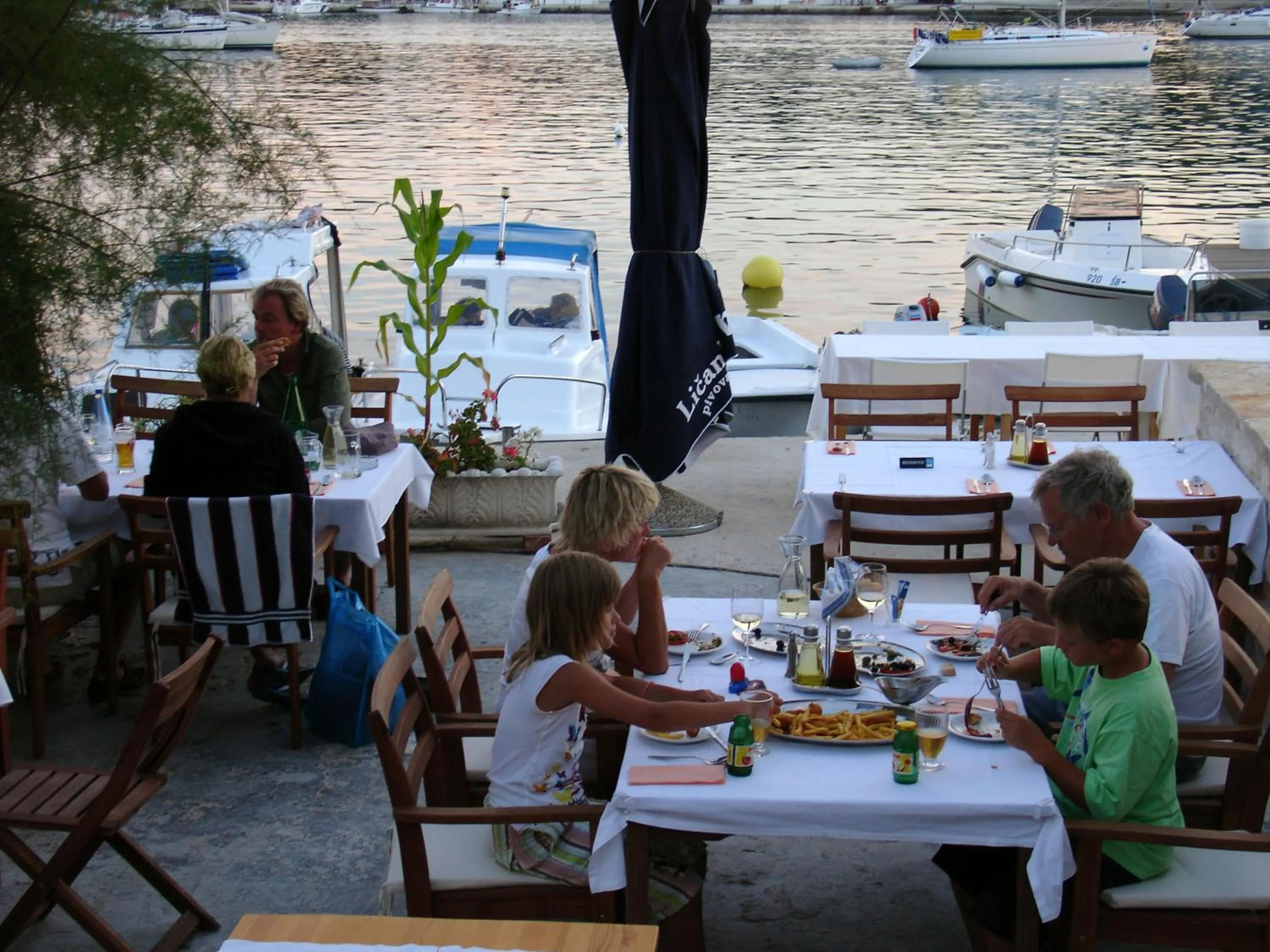 Restaurant/places to eat in Hotel Maestral