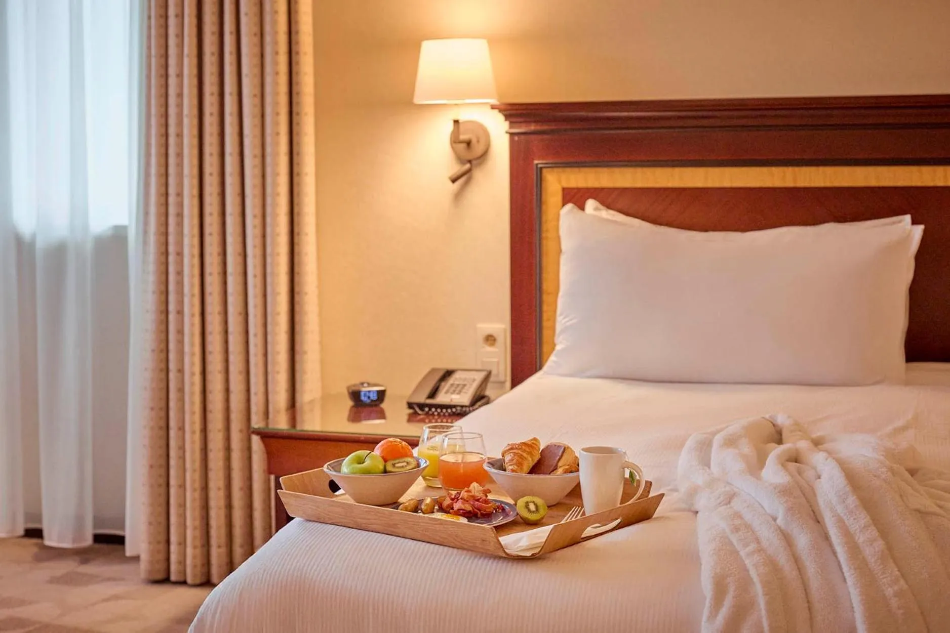 Breakfast, Bed in Hilton Antwerp Old Town