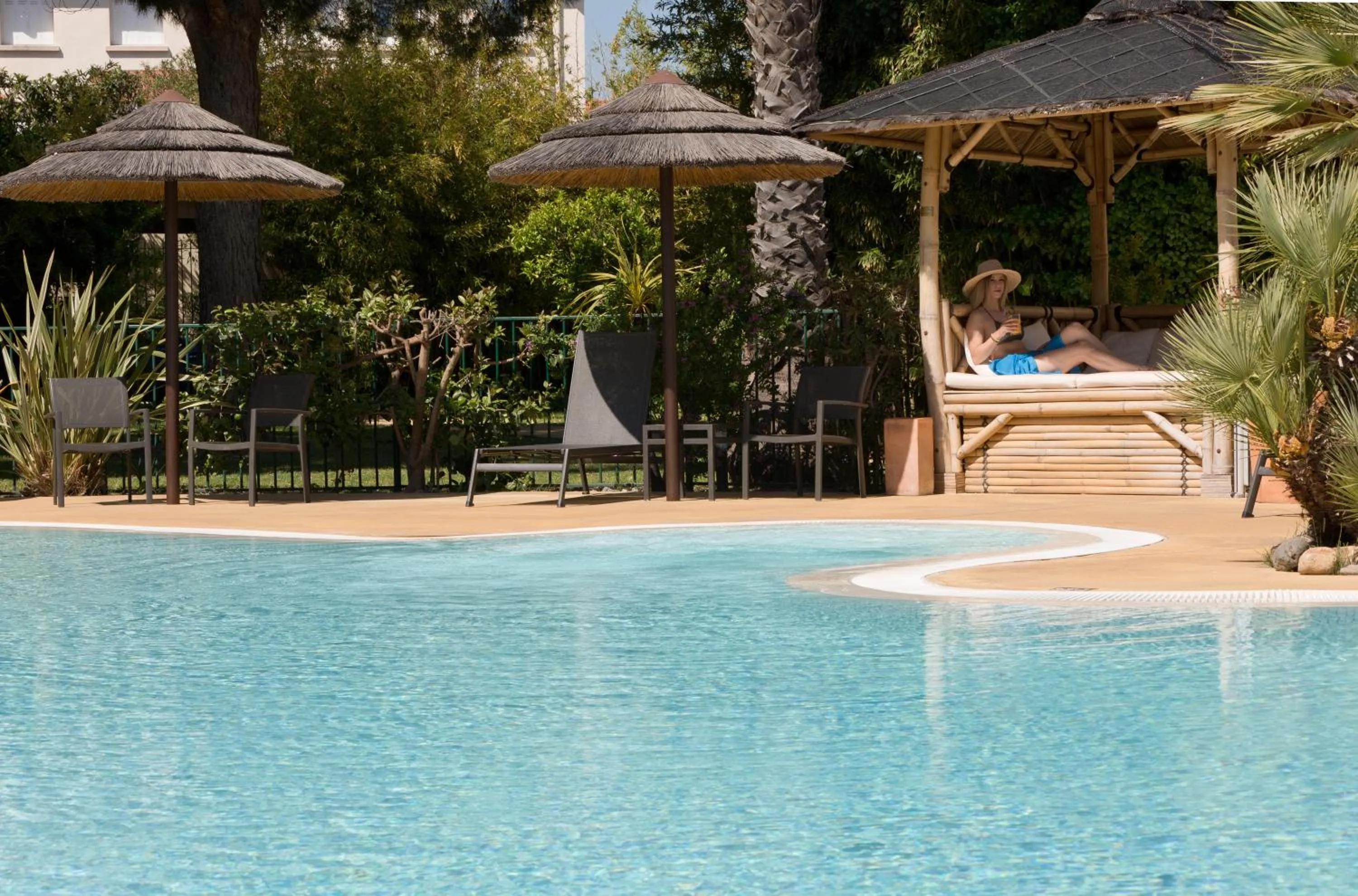 Swimming pool in Le Cottage - Hotel & Spa