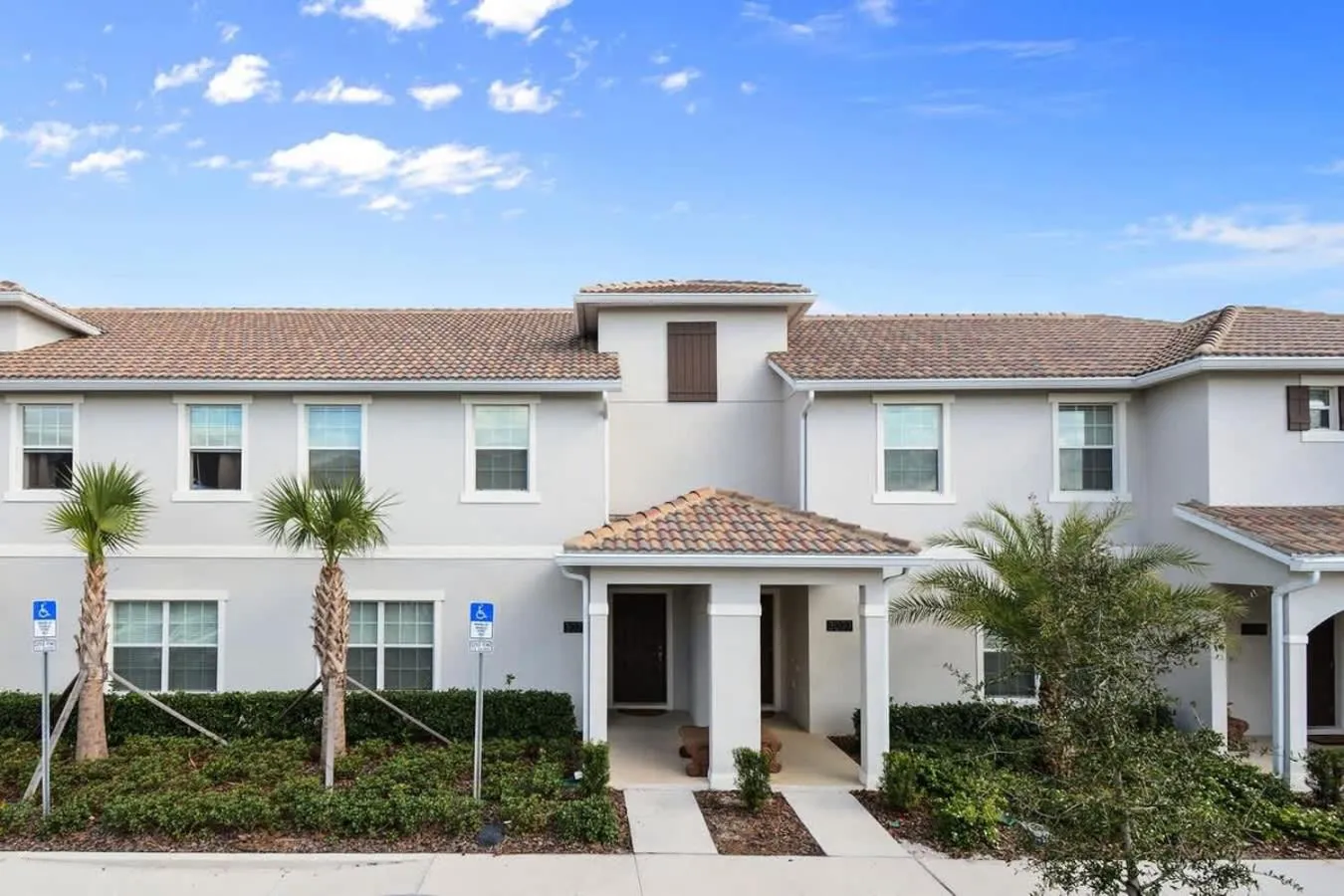 Four Bedrooms Home with Pool 3079