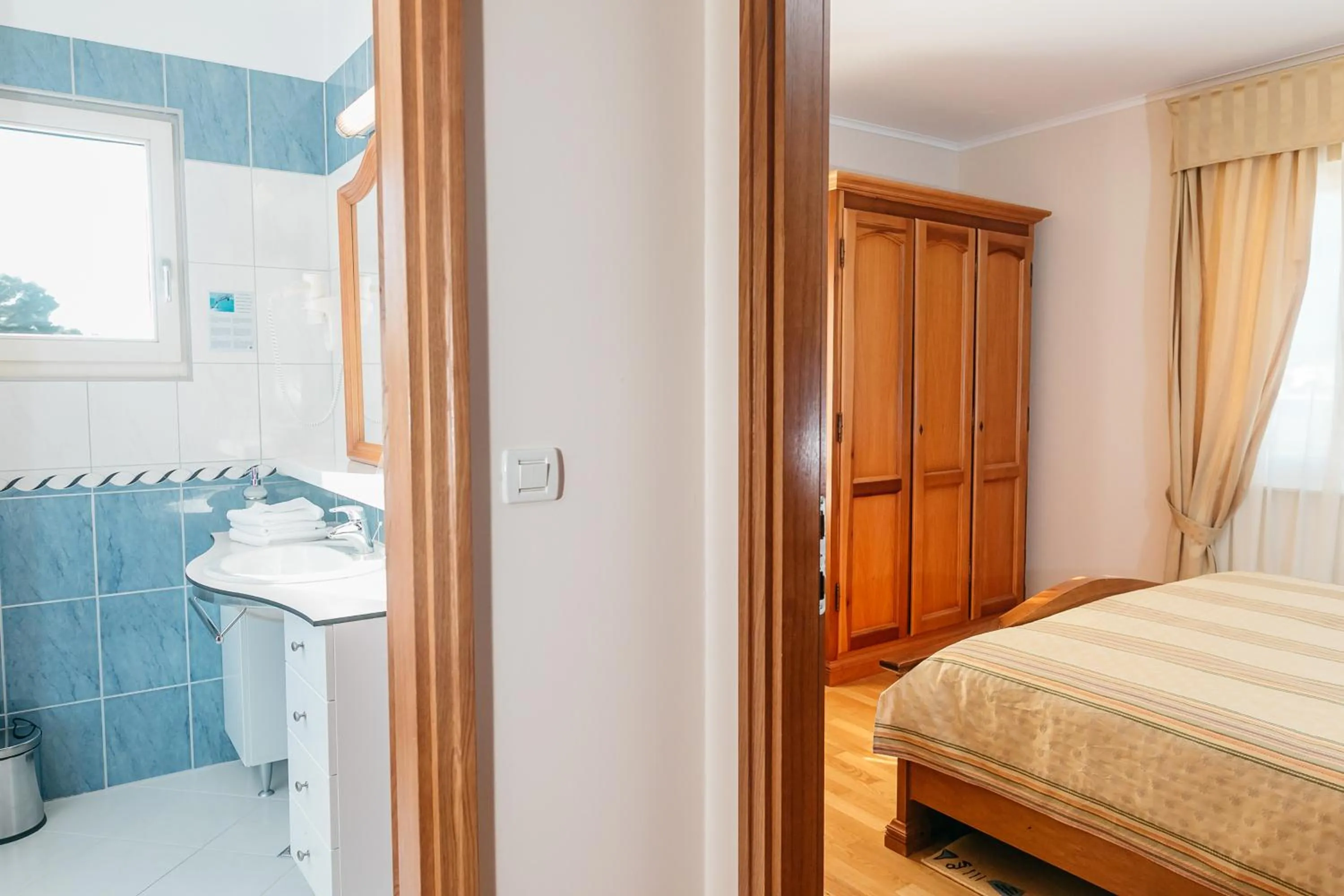 Bathroom, Bed in Hotel Spongiola