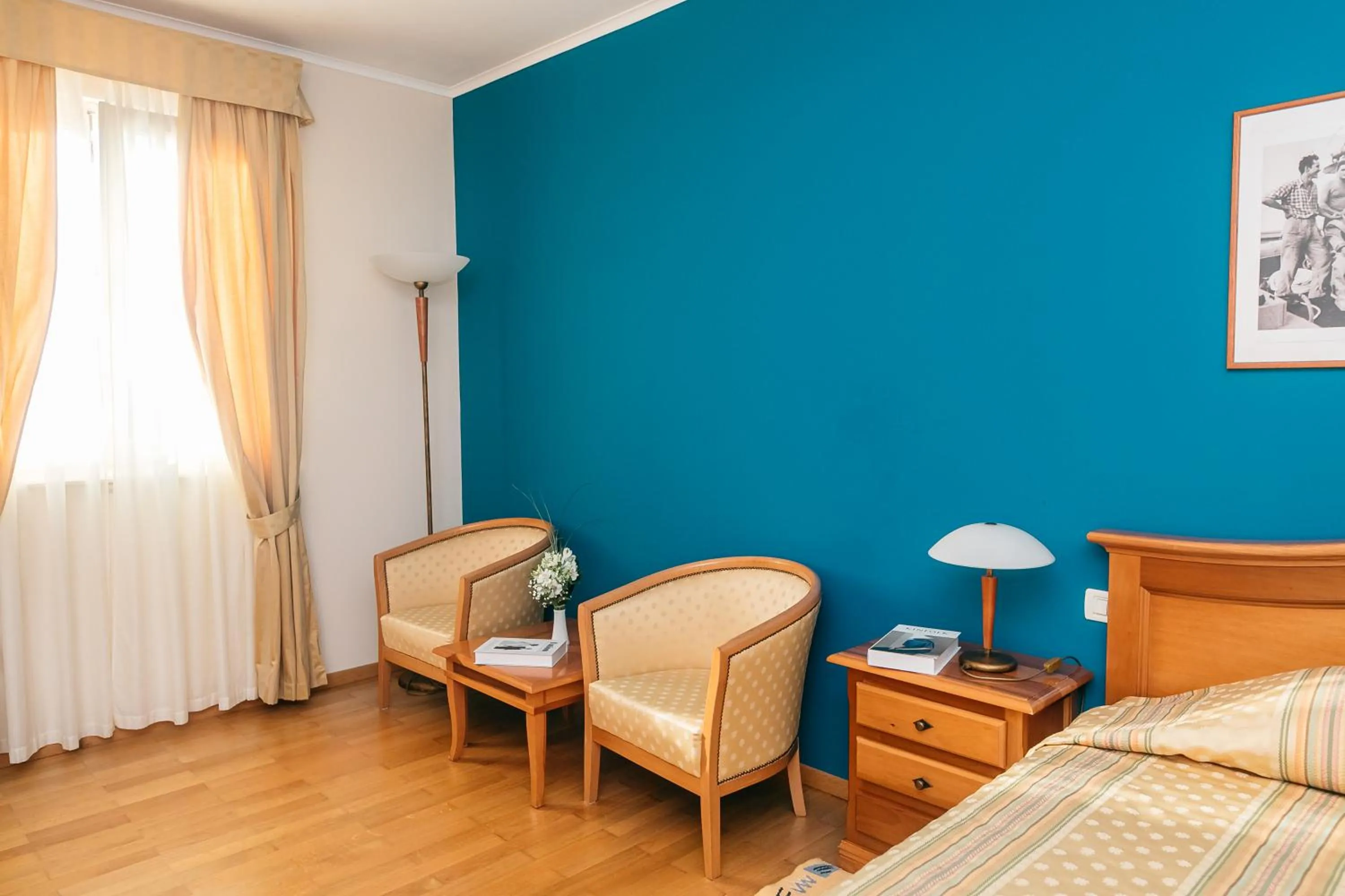 Seating area, Bed in Hotel Spongiola